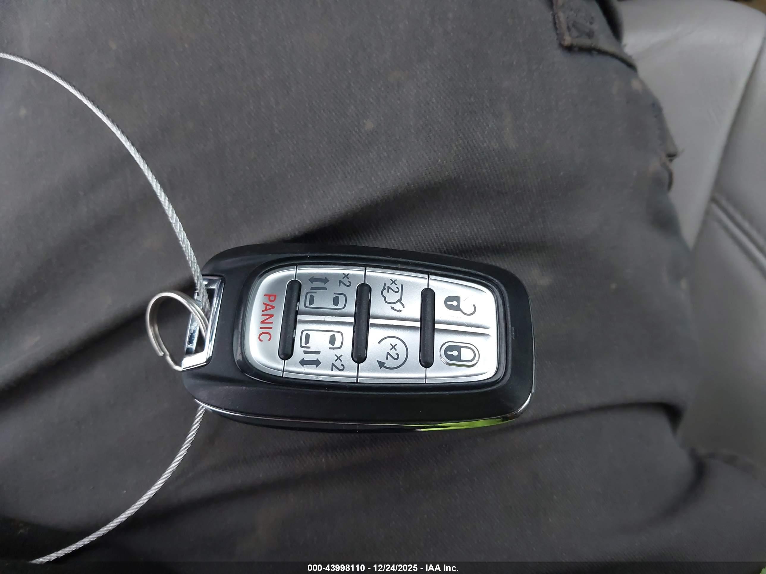 CHRYSLER PACIFICA image 11