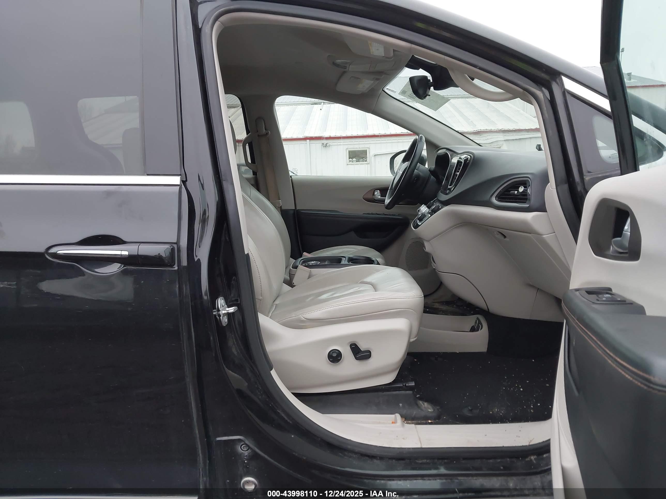 CHRYSLER PACIFICA image 5