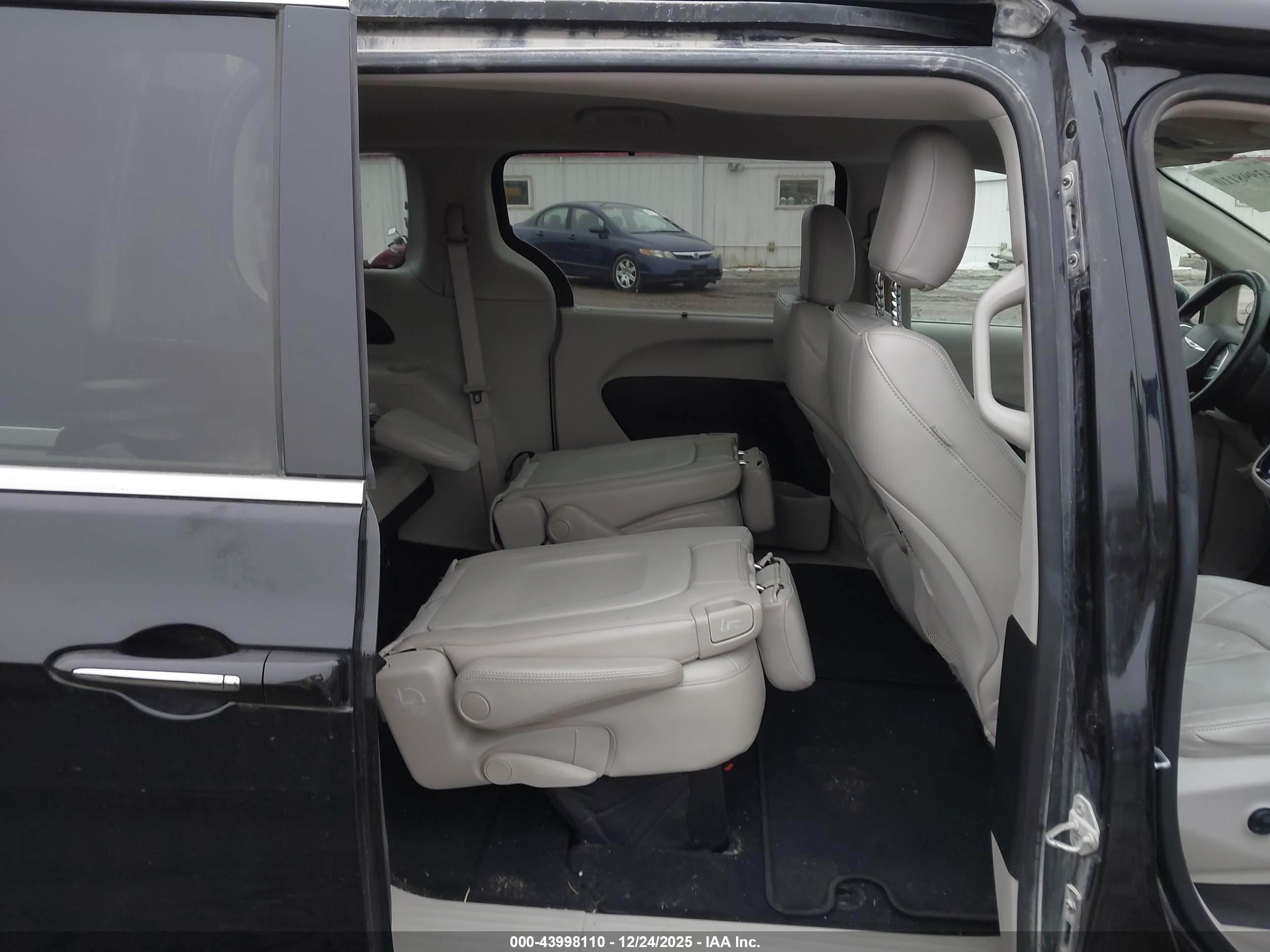 CHRYSLER PACIFICA image 8