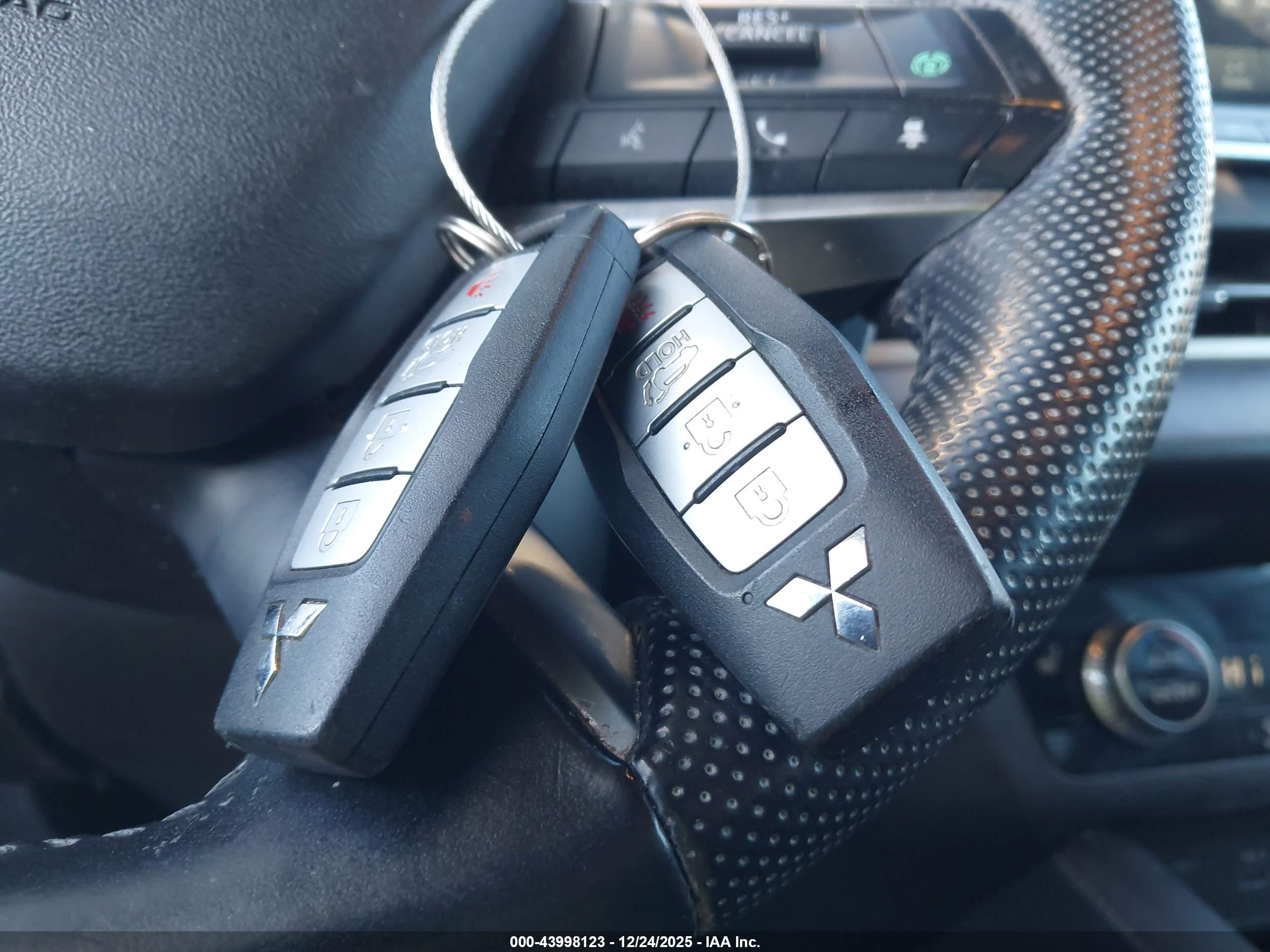MITSUBISHI OUTLANDER image 11