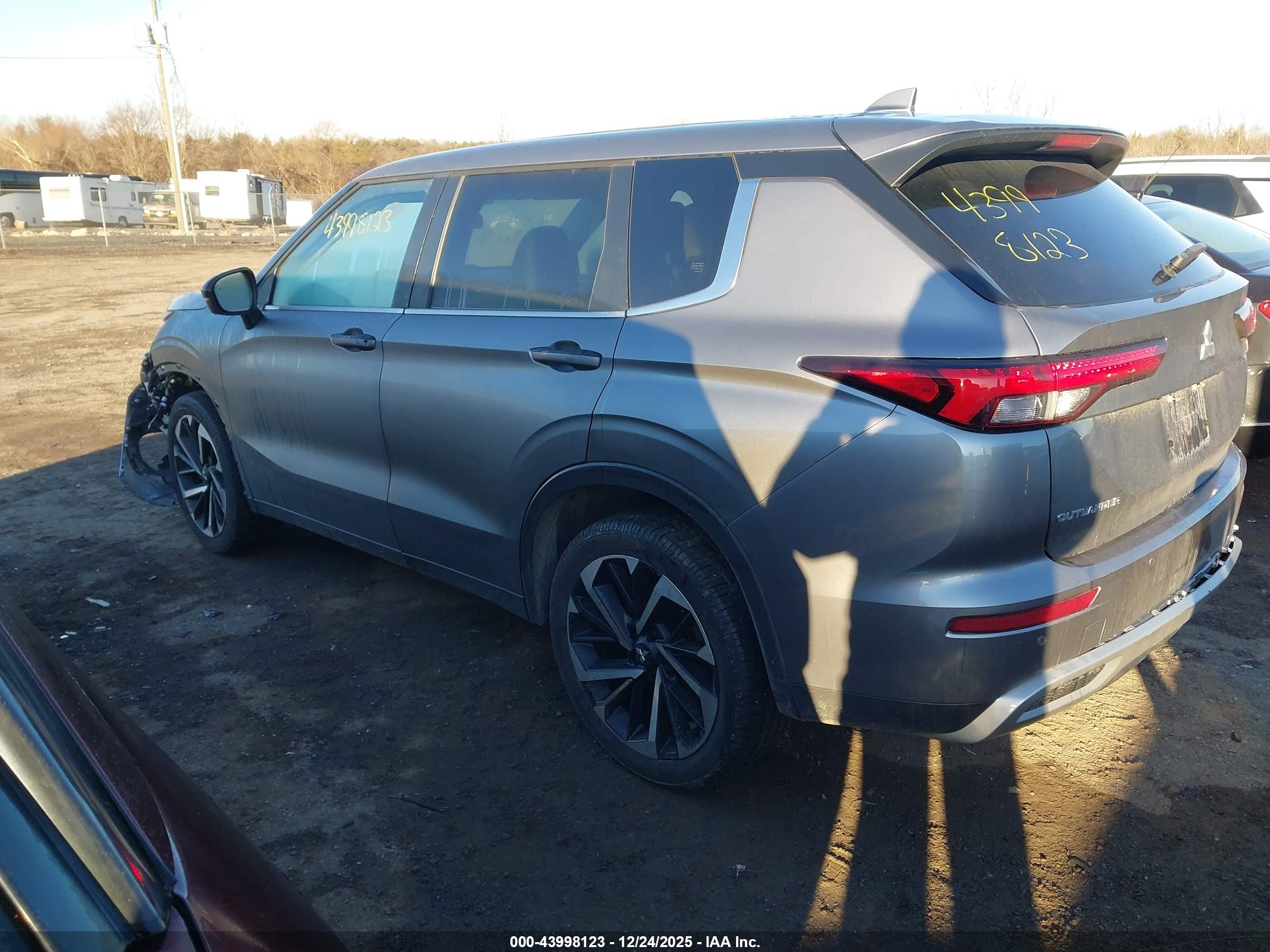 MITSUBISHI OUTLANDER image 3