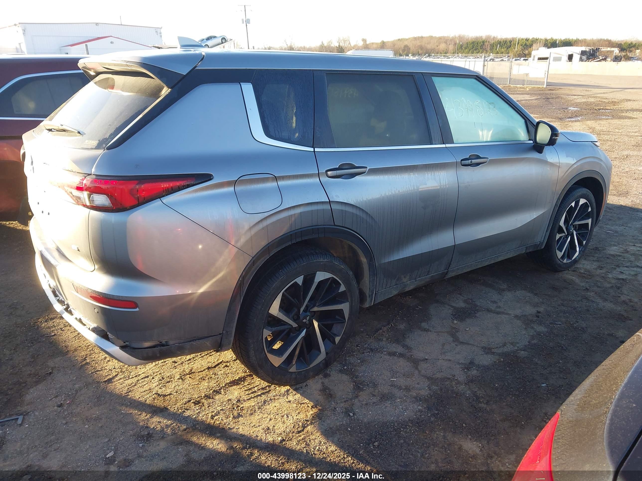 MITSUBISHI OUTLANDER image 4