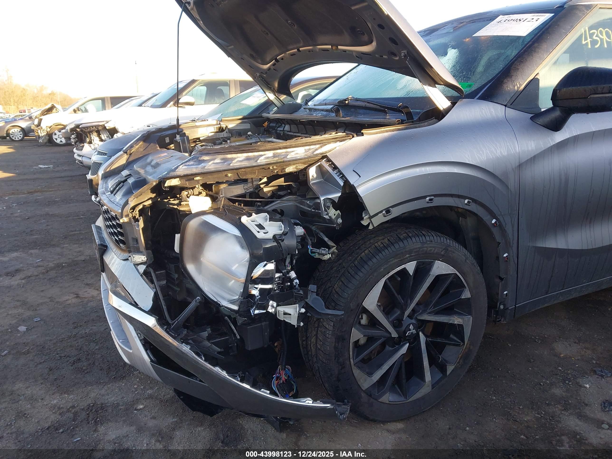 MITSUBISHI OUTLANDER image 6