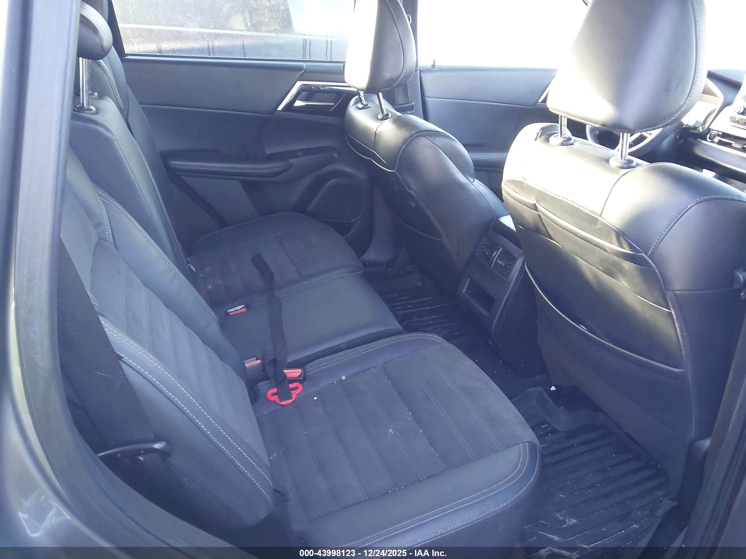 MITSUBISHI OUTLANDER image 8