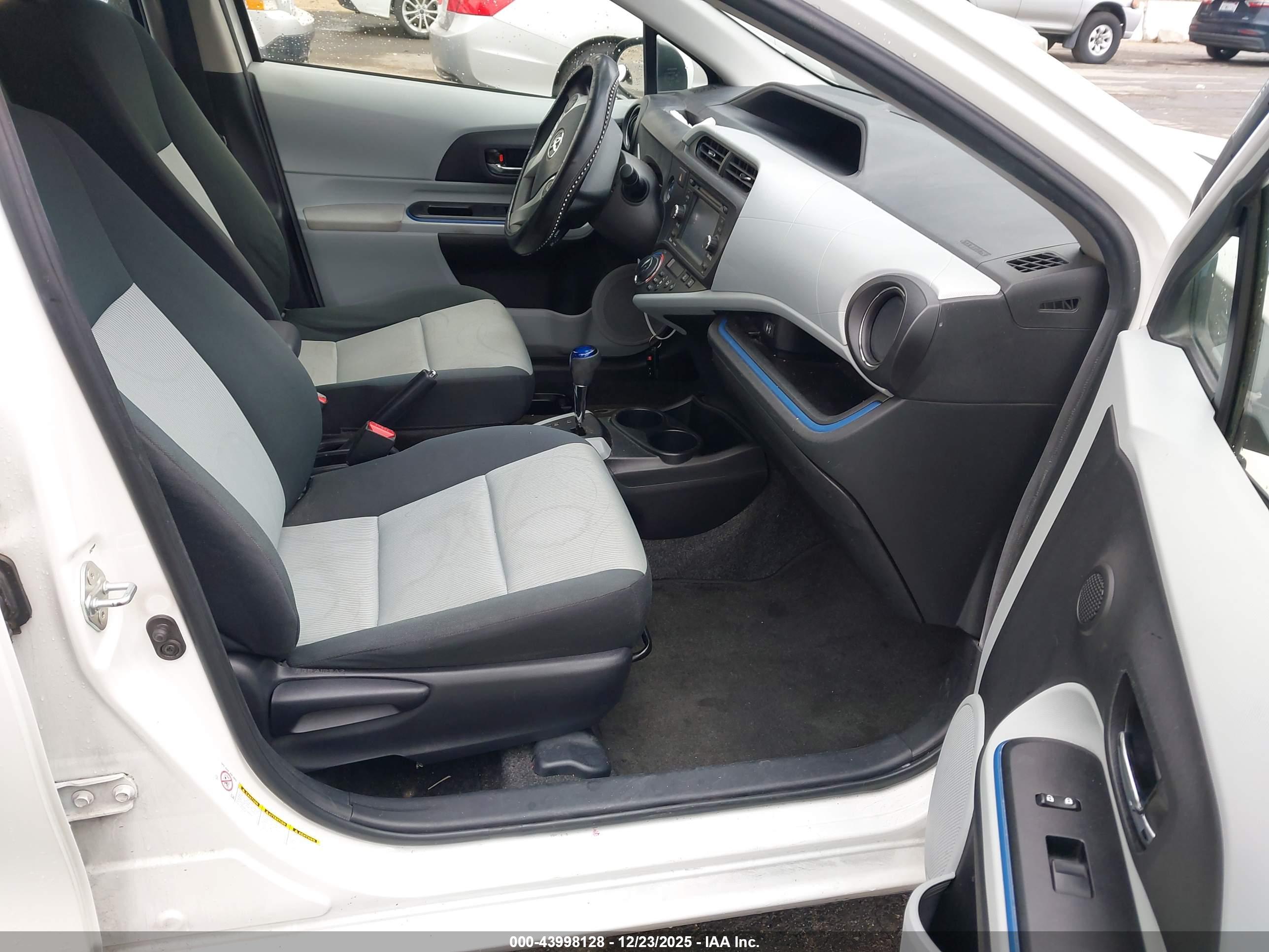 TOYOTA PRIUS image 5