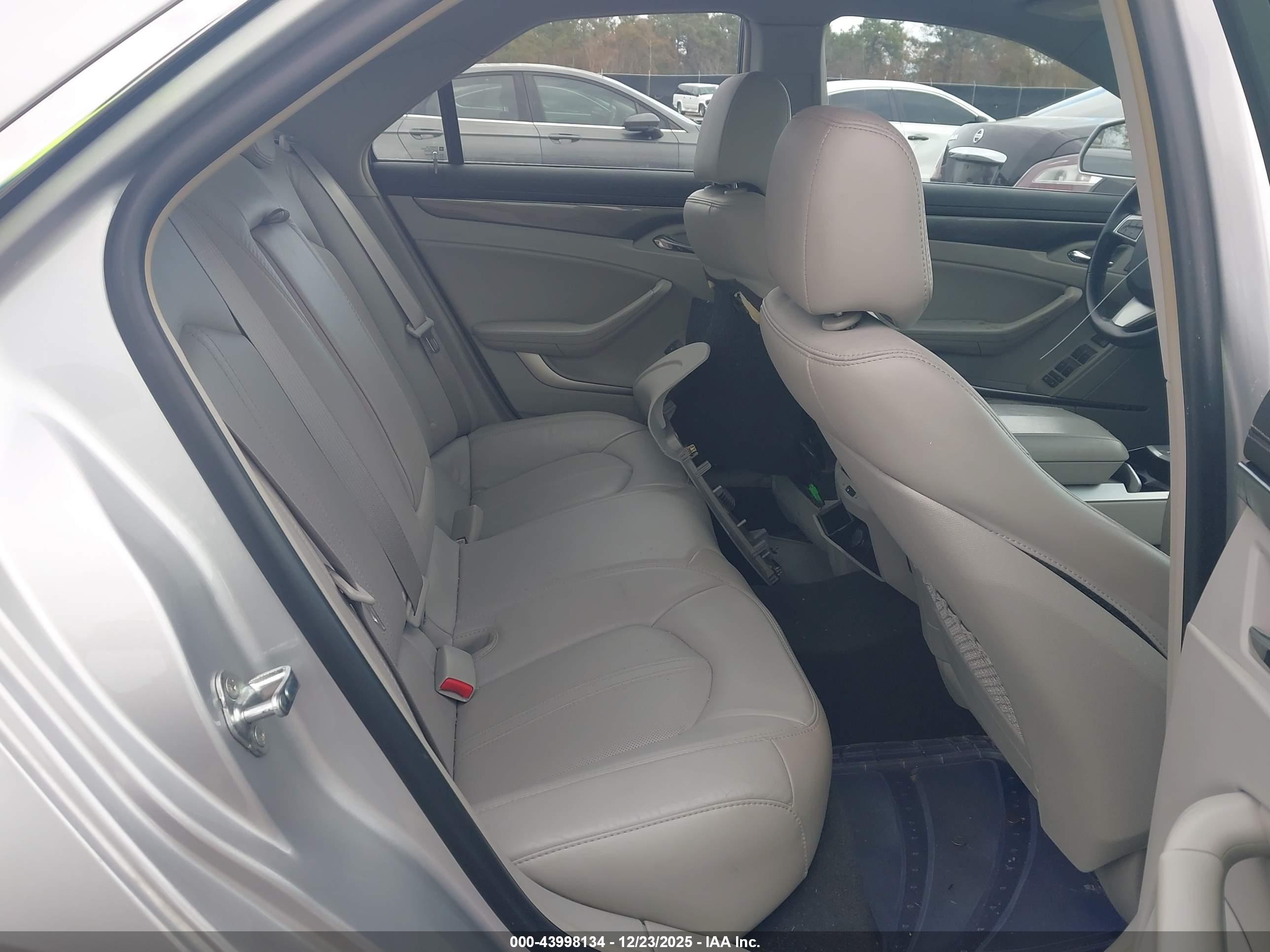 CADILLAC CTS image 8