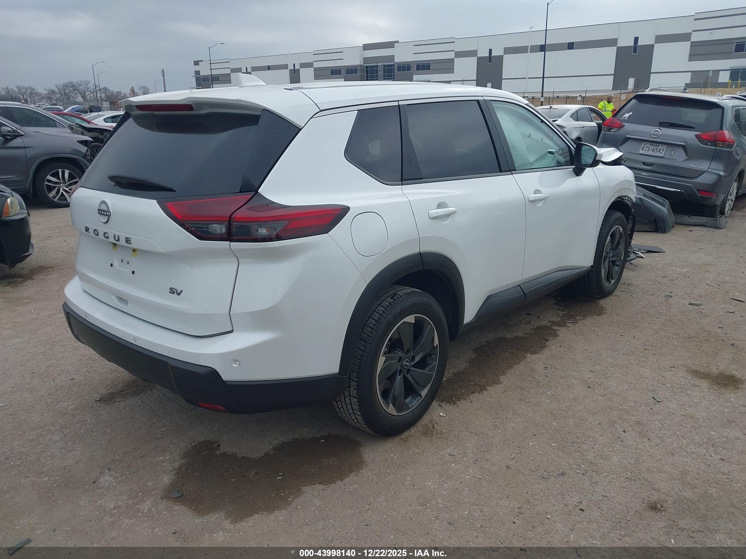 NISSAN ROGUE image 4