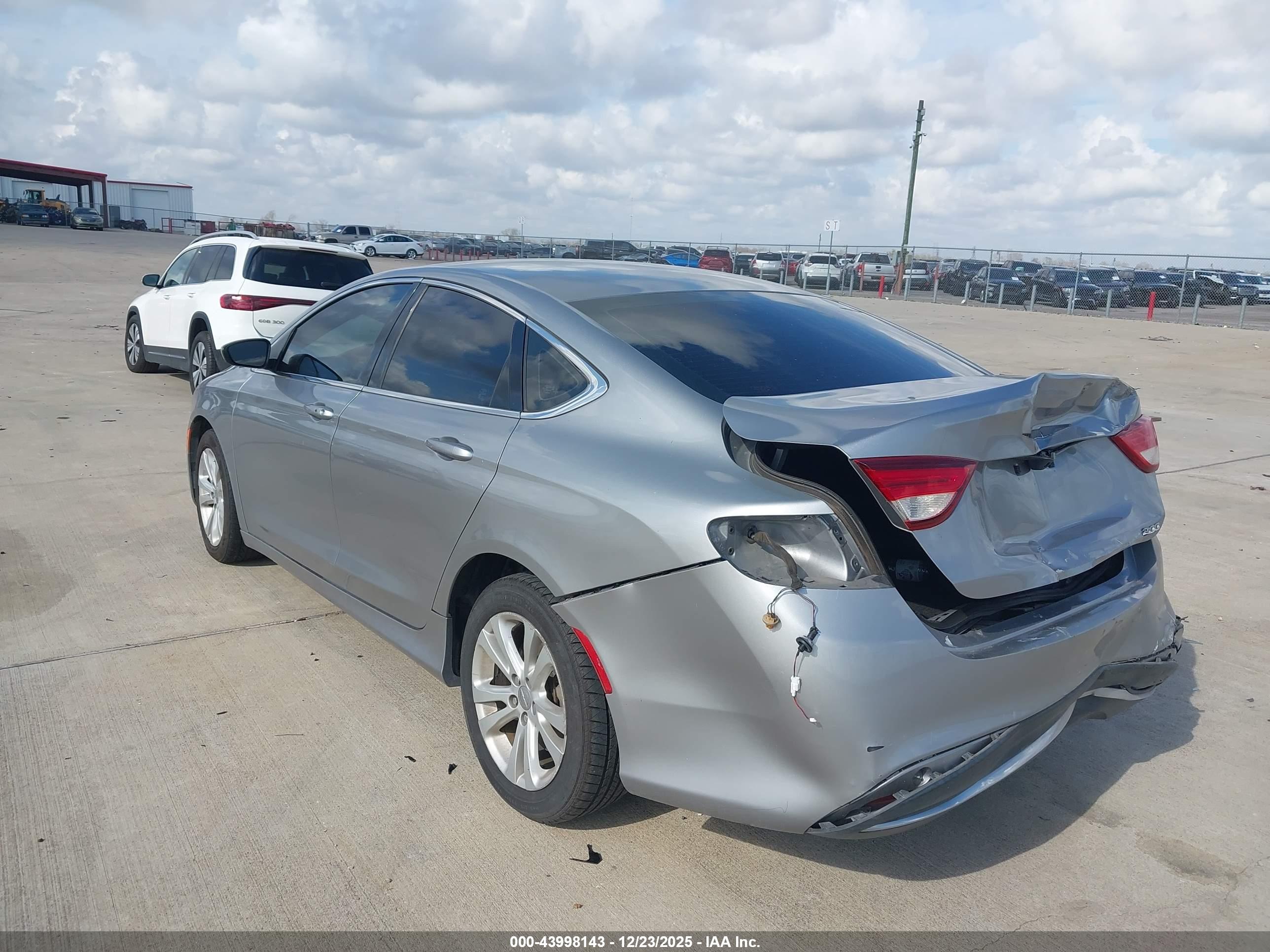 CHRYSLER 200 image 3