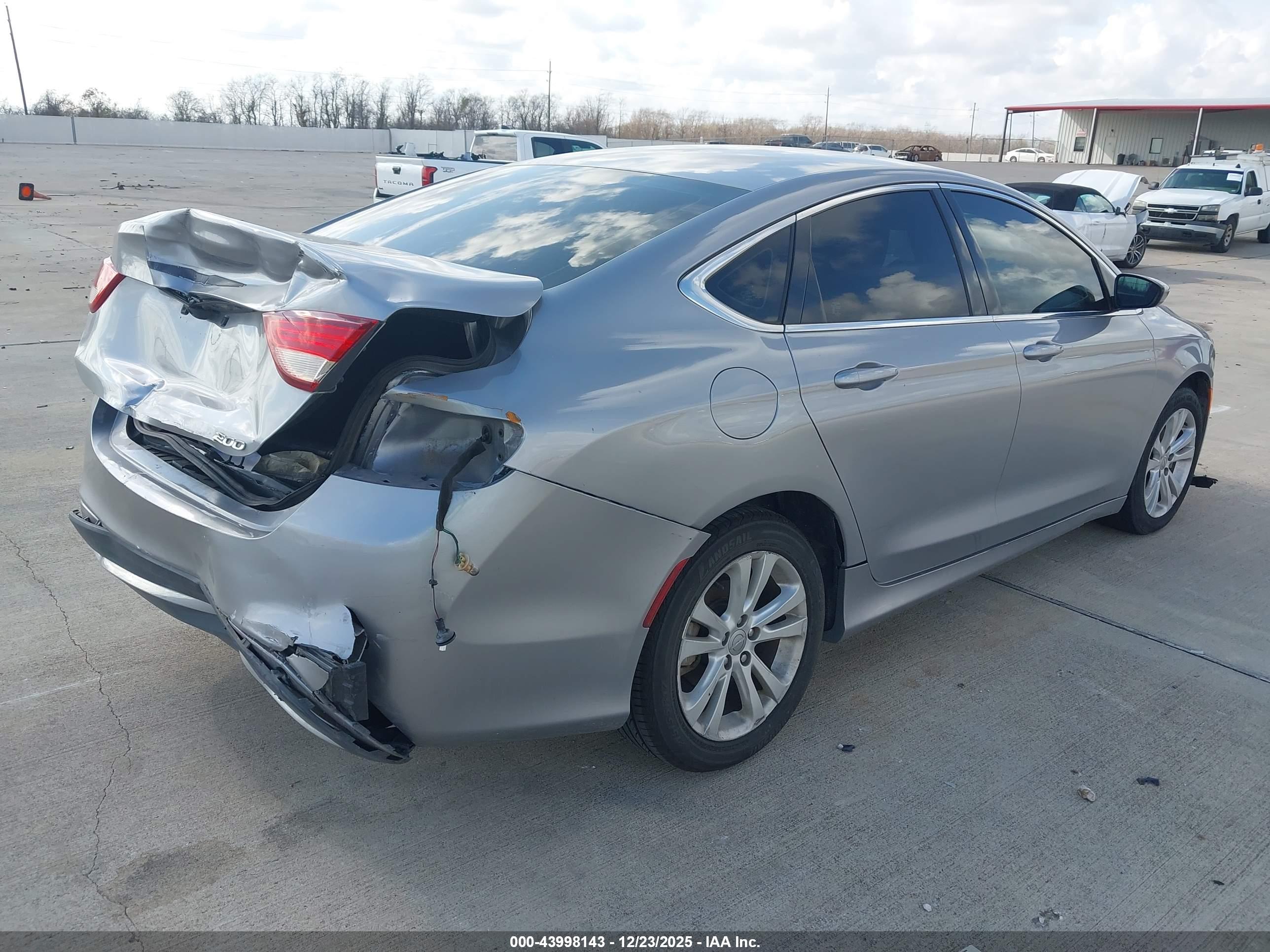 CHRYSLER 200 image 4