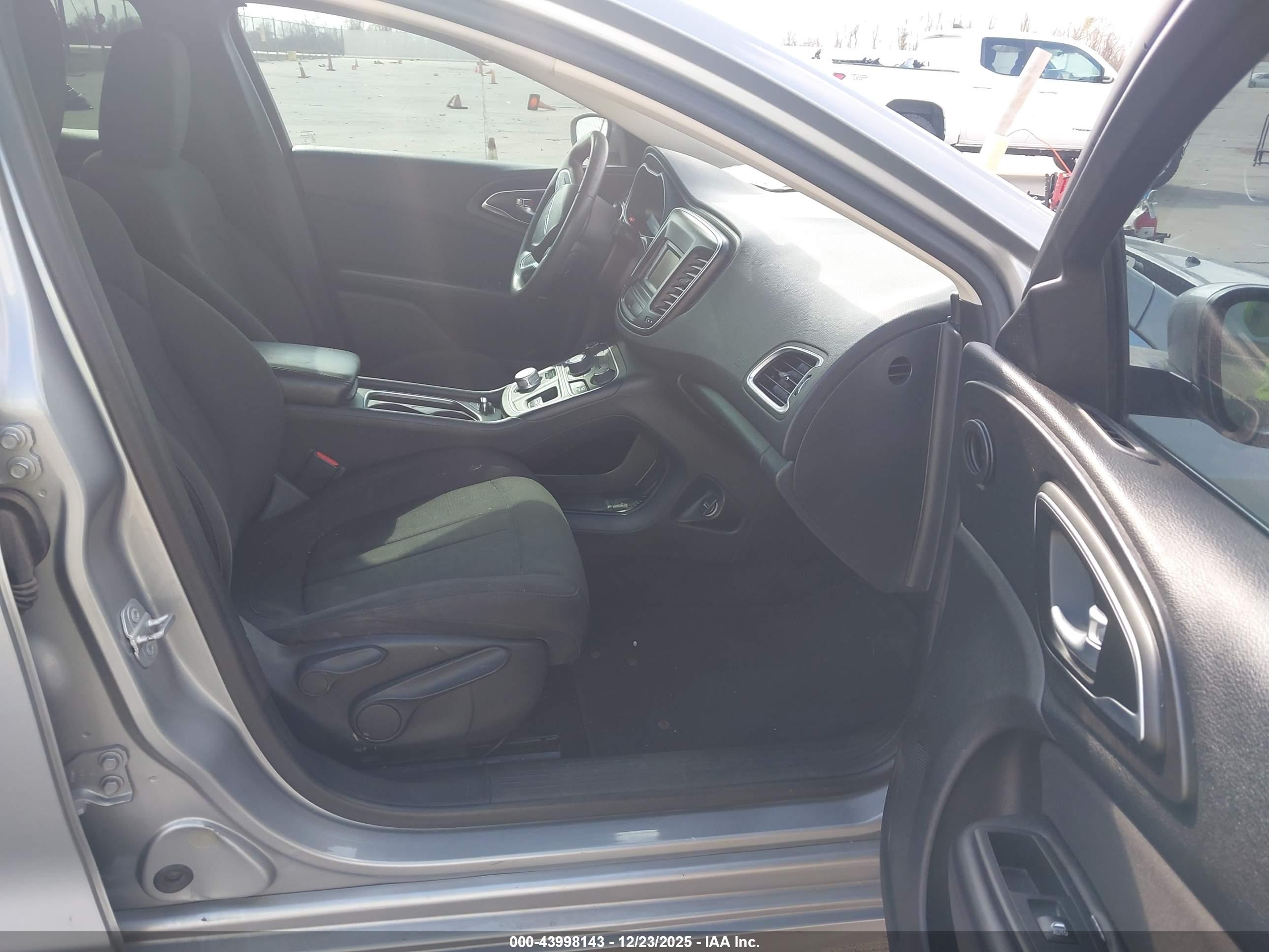 CHRYSLER 200 image 5