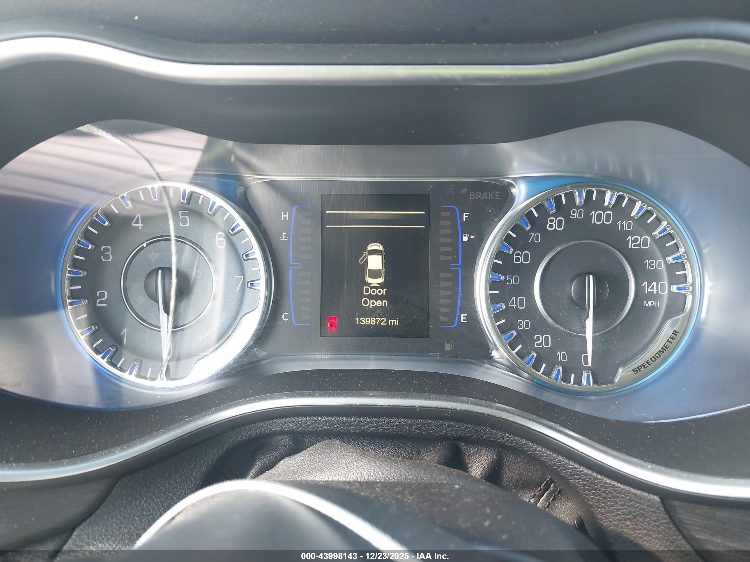 CHRYSLER 200 image 7