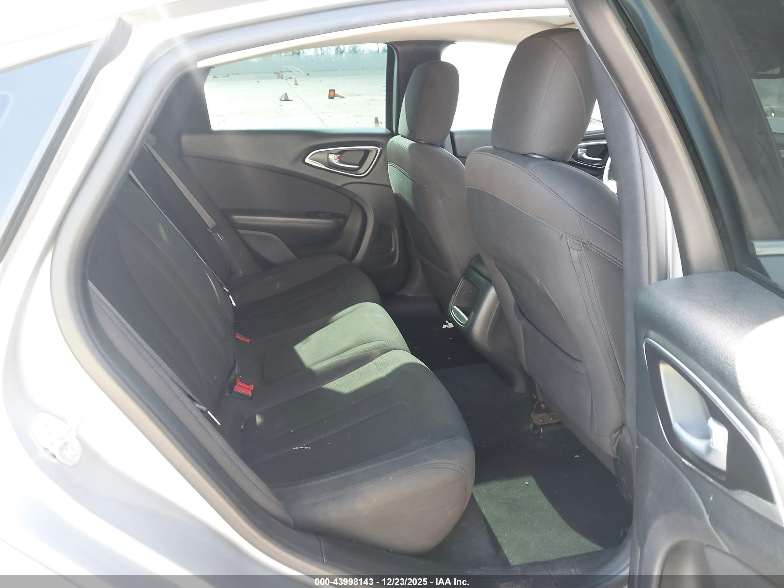 CHRYSLER 200 image 8