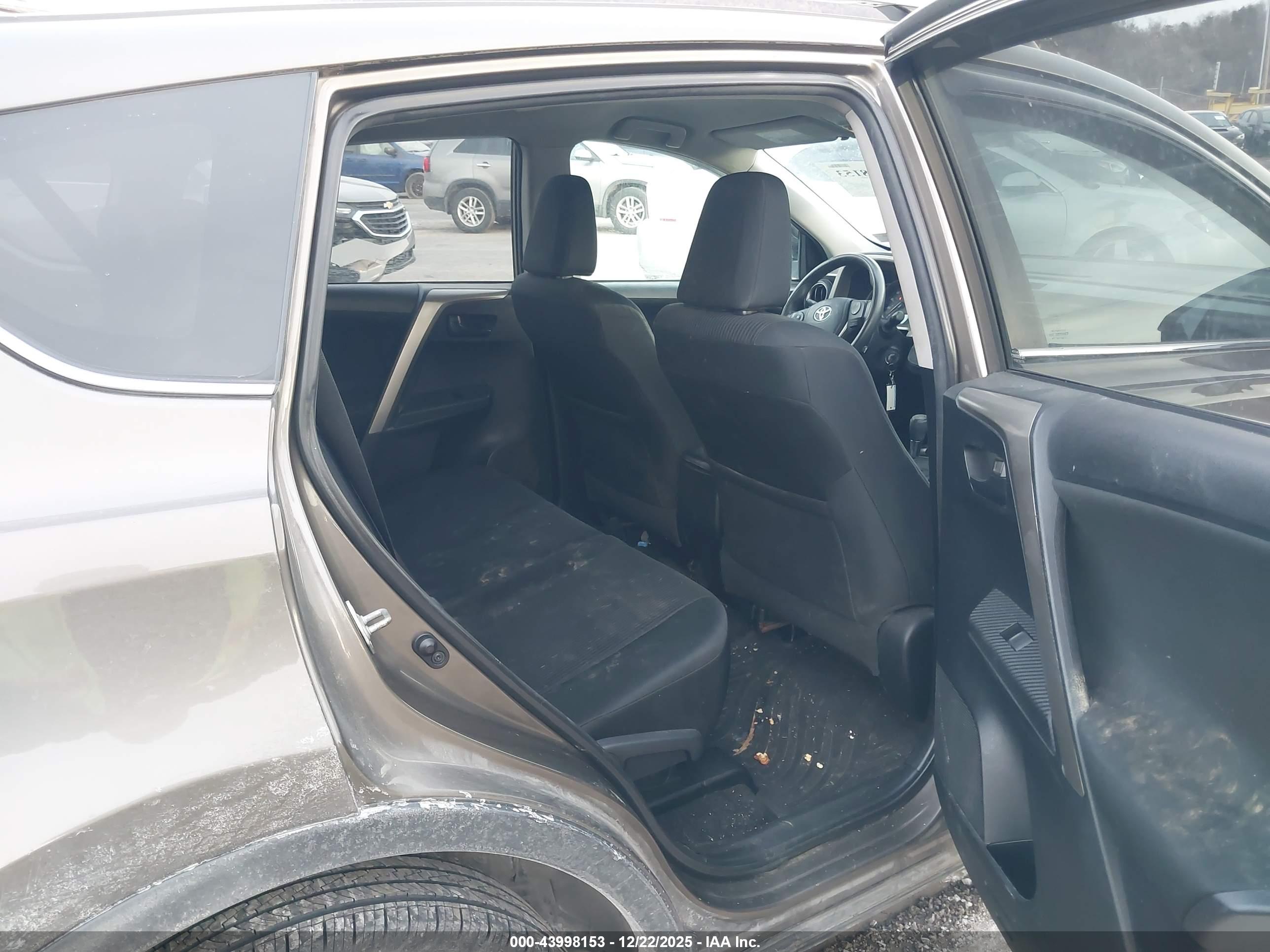TOYOTA RAV4 image 8