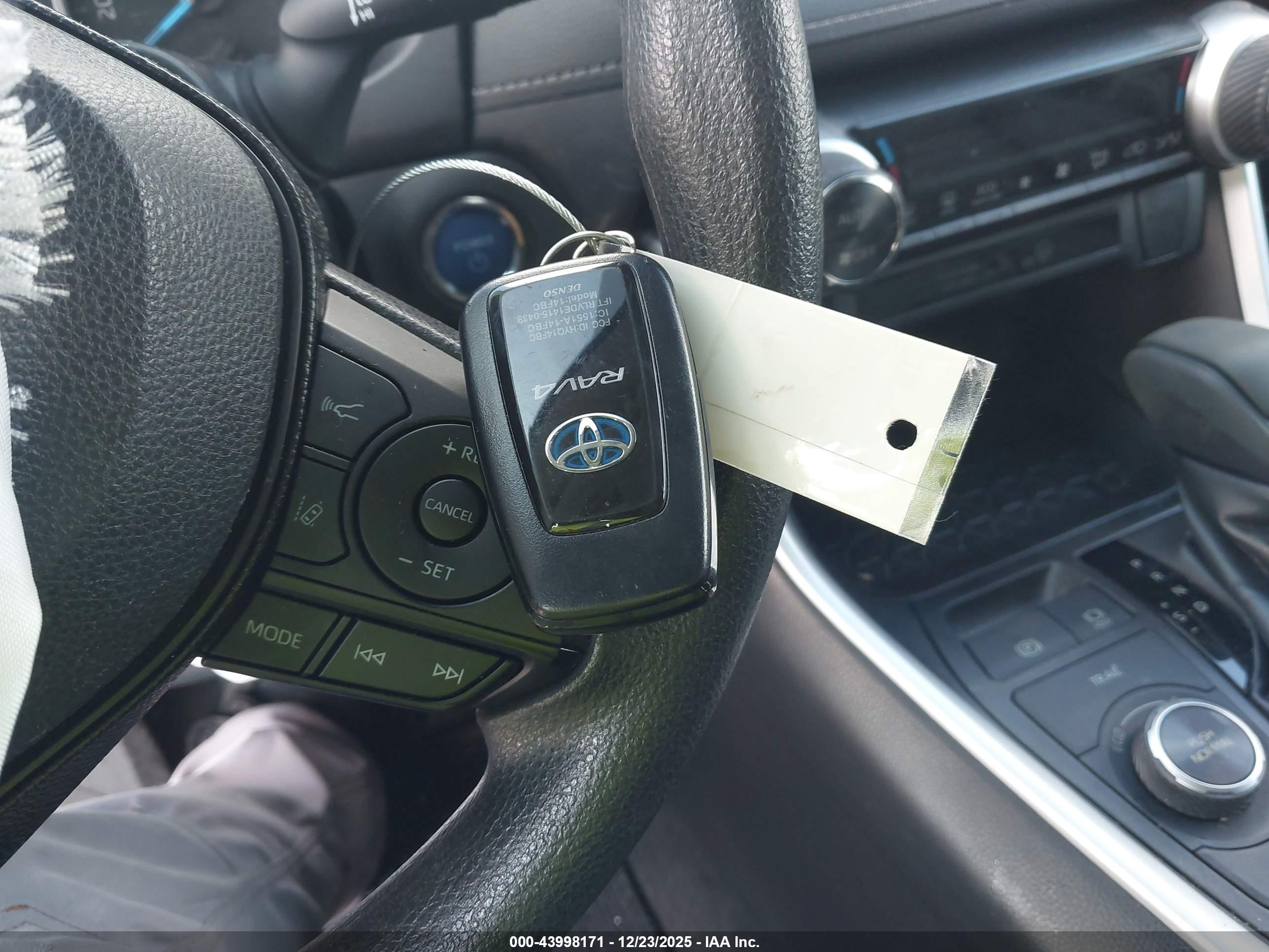 TOYOTA RAV4 image 11