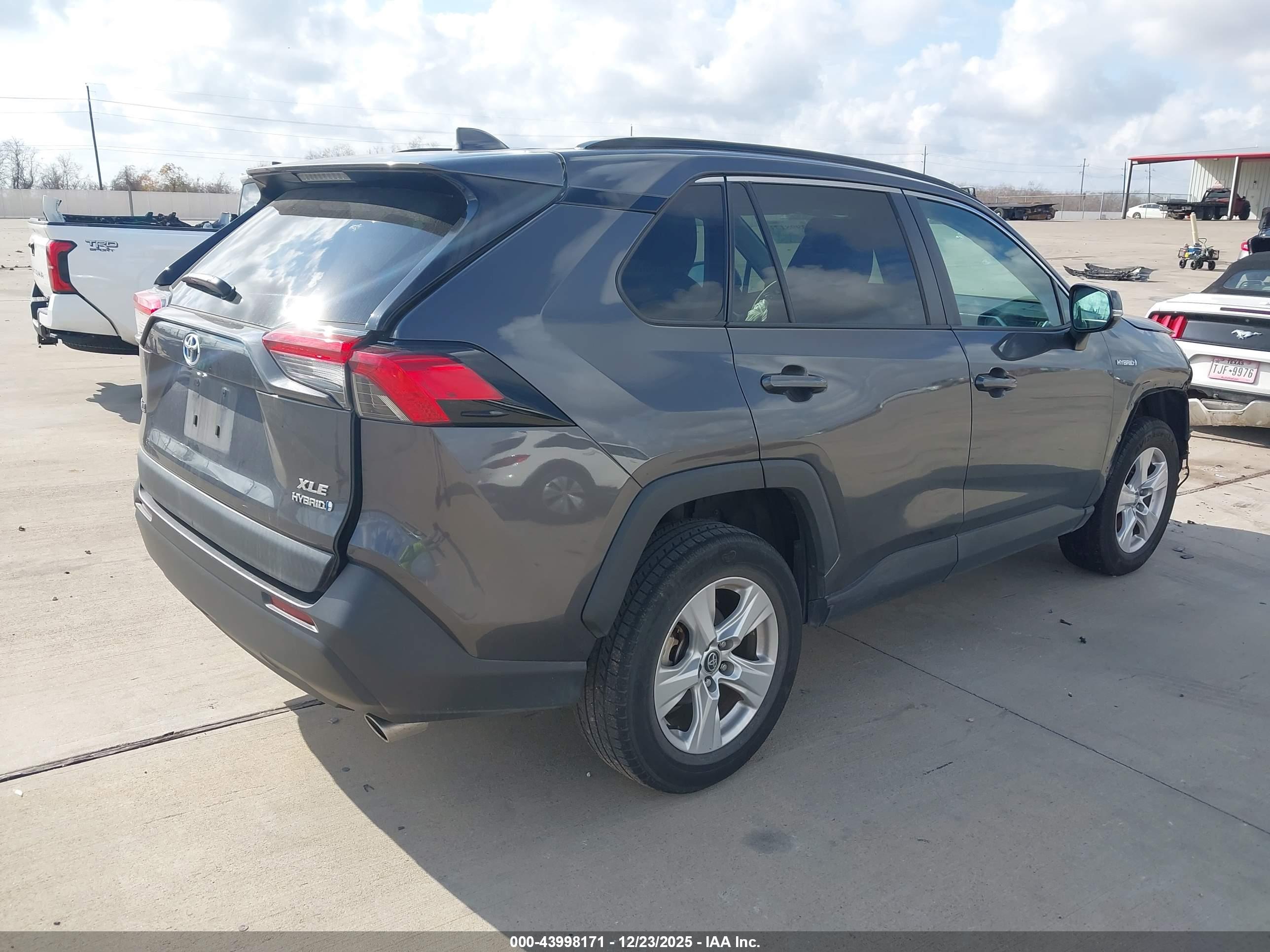 TOYOTA RAV4 image 4