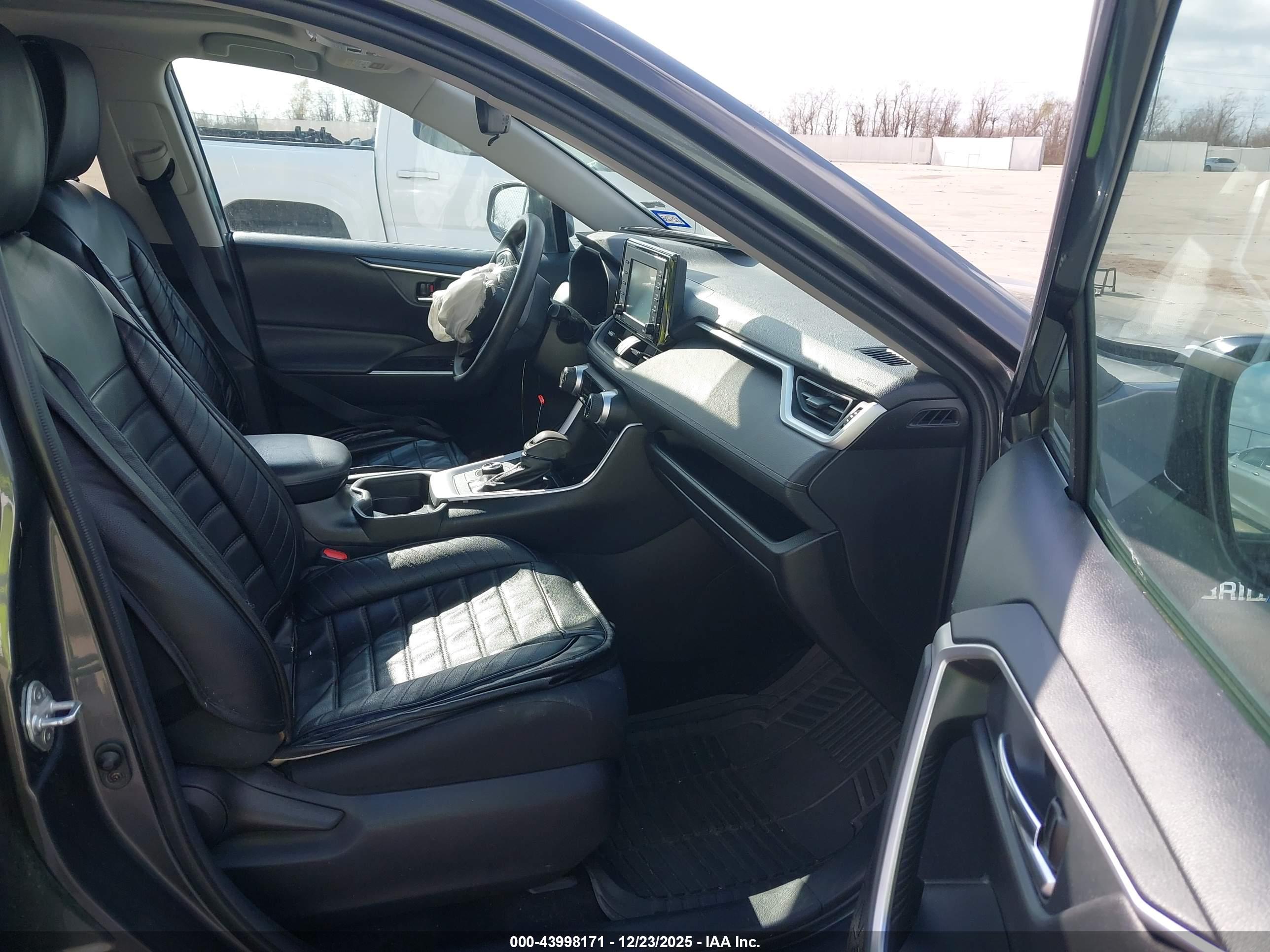 TOYOTA RAV4 image 5