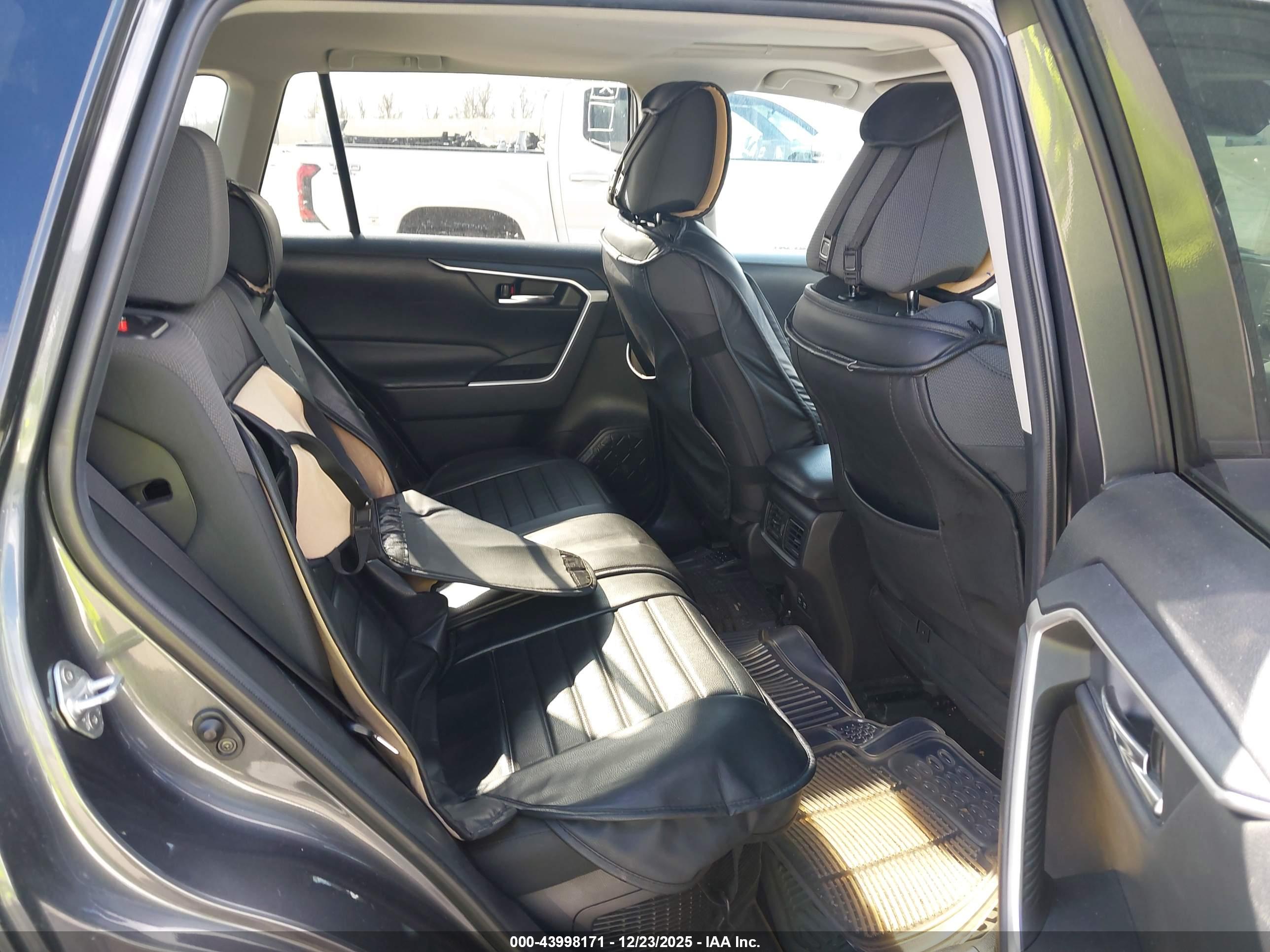 TOYOTA RAV4 image 8