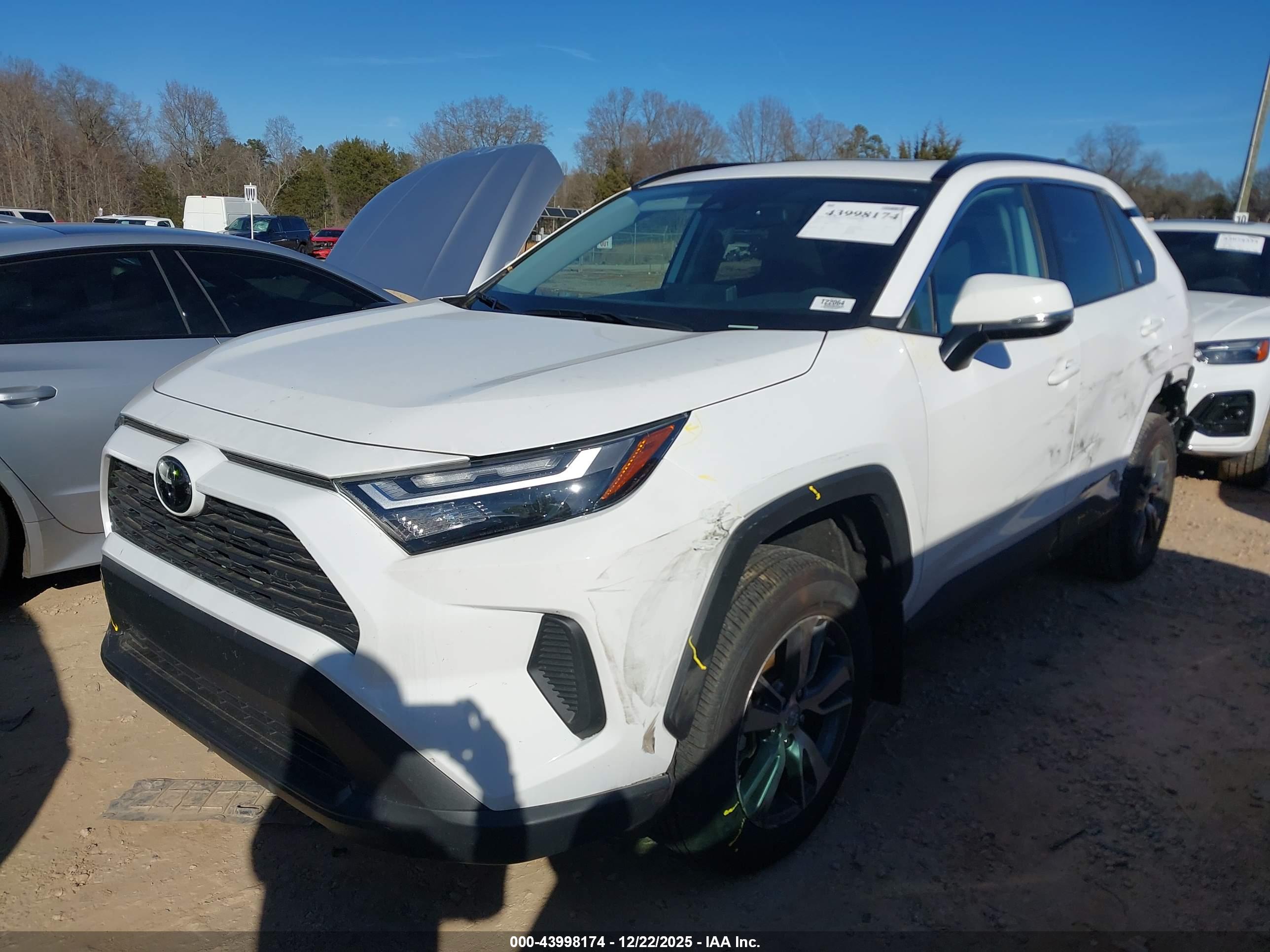 TOYOTA RAV4 image 2