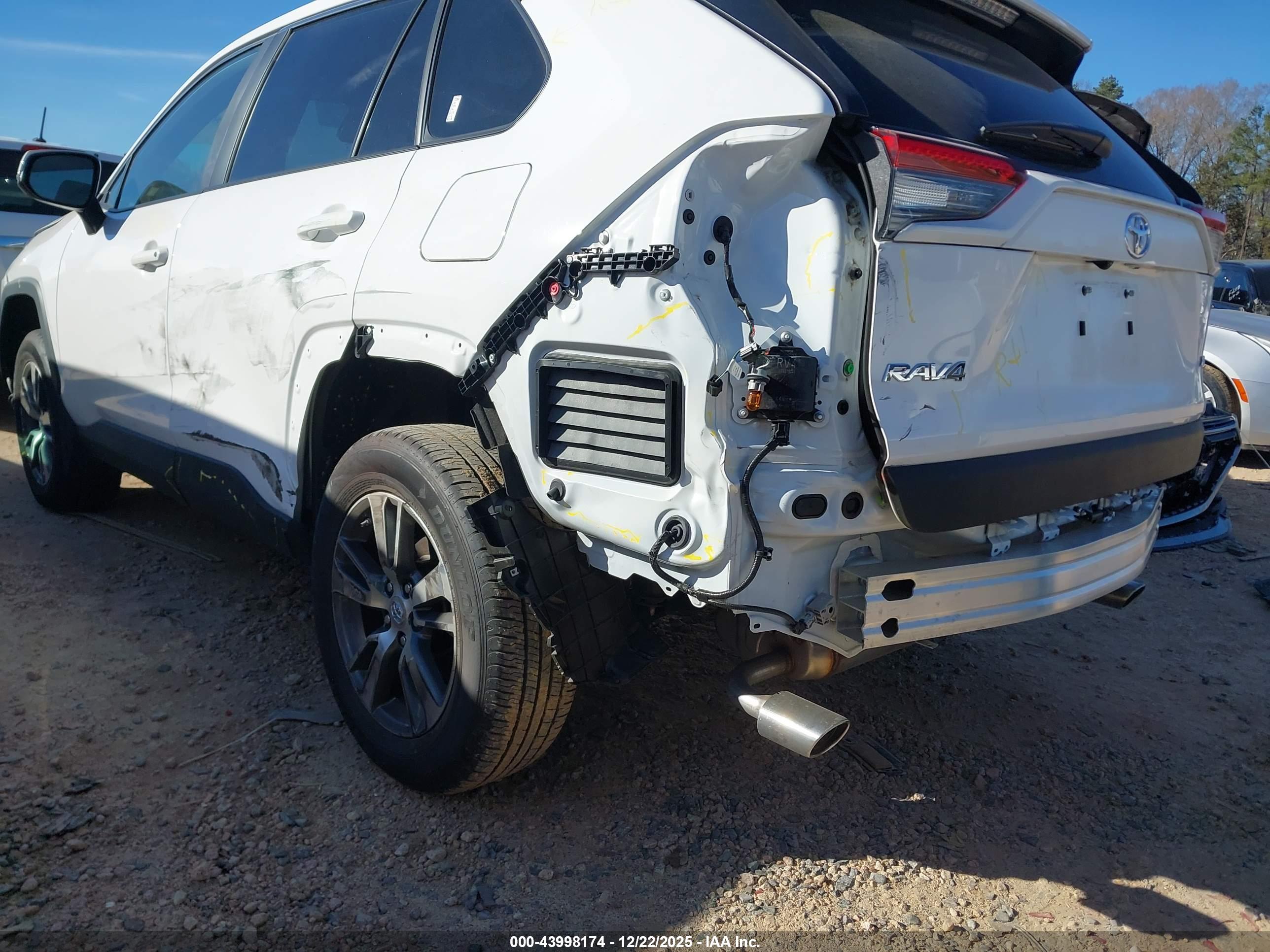 TOYOTA RAV4 image 6