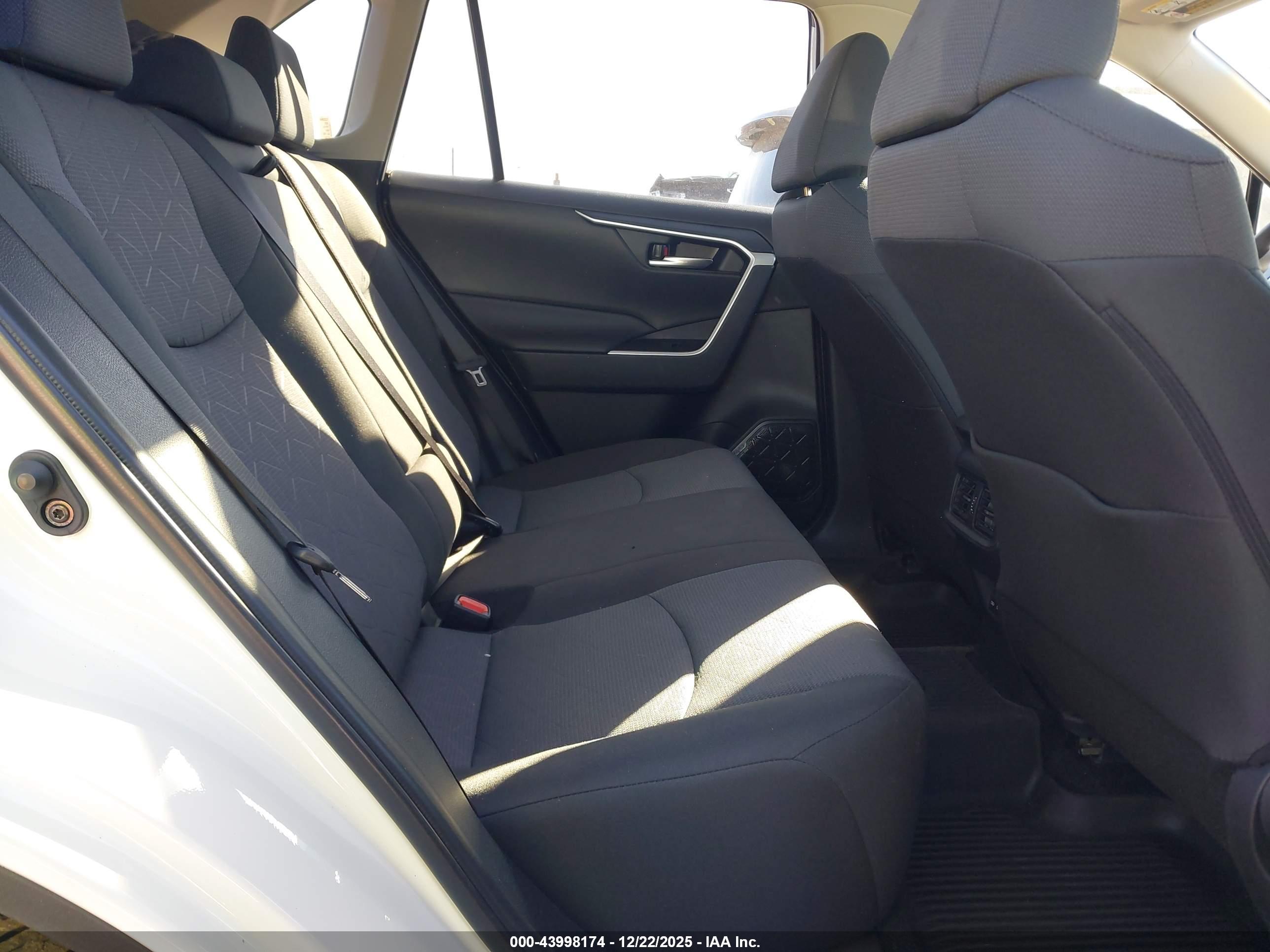 TOYOTA RAV4 image 8