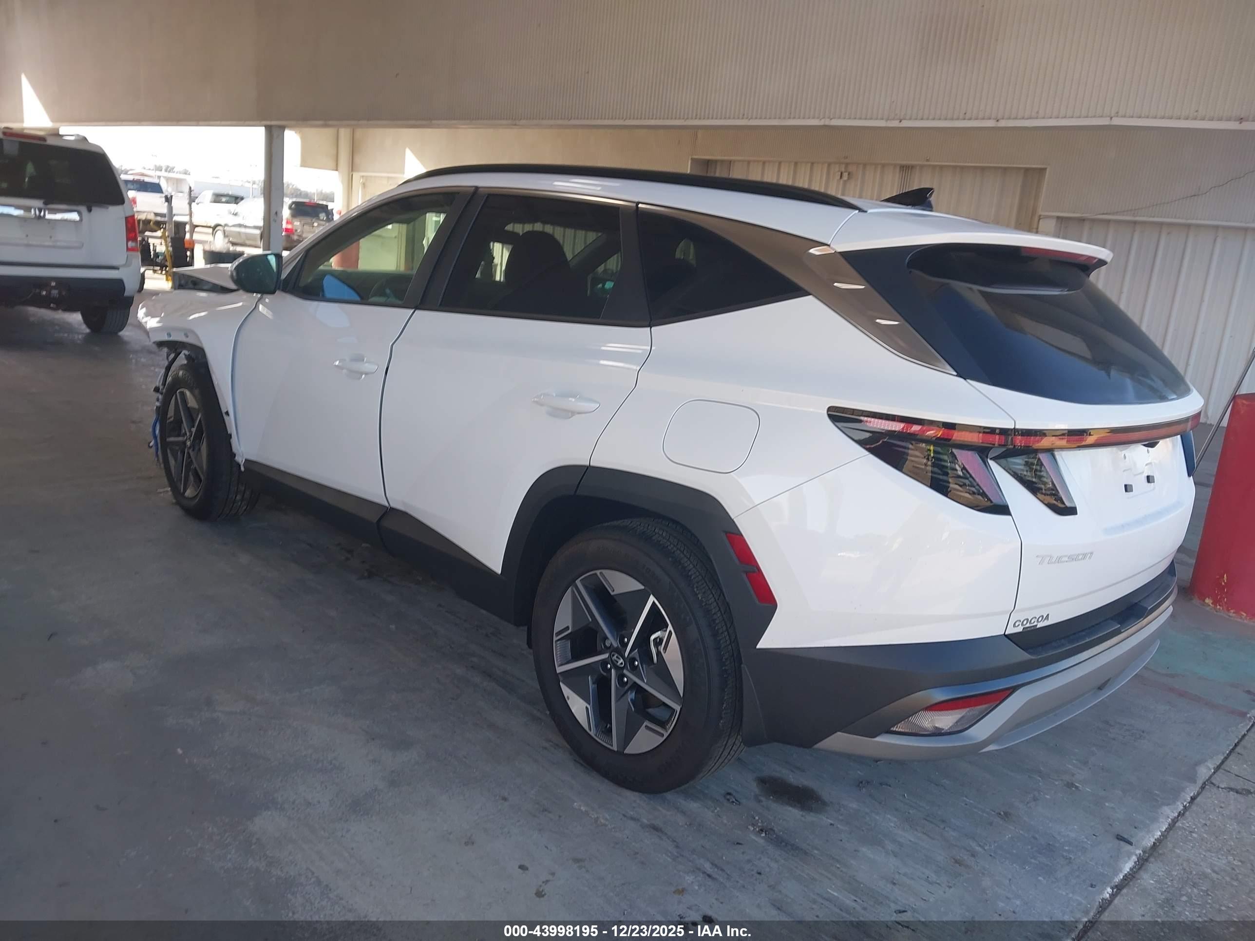 HYUNDAI TUCSON image 3