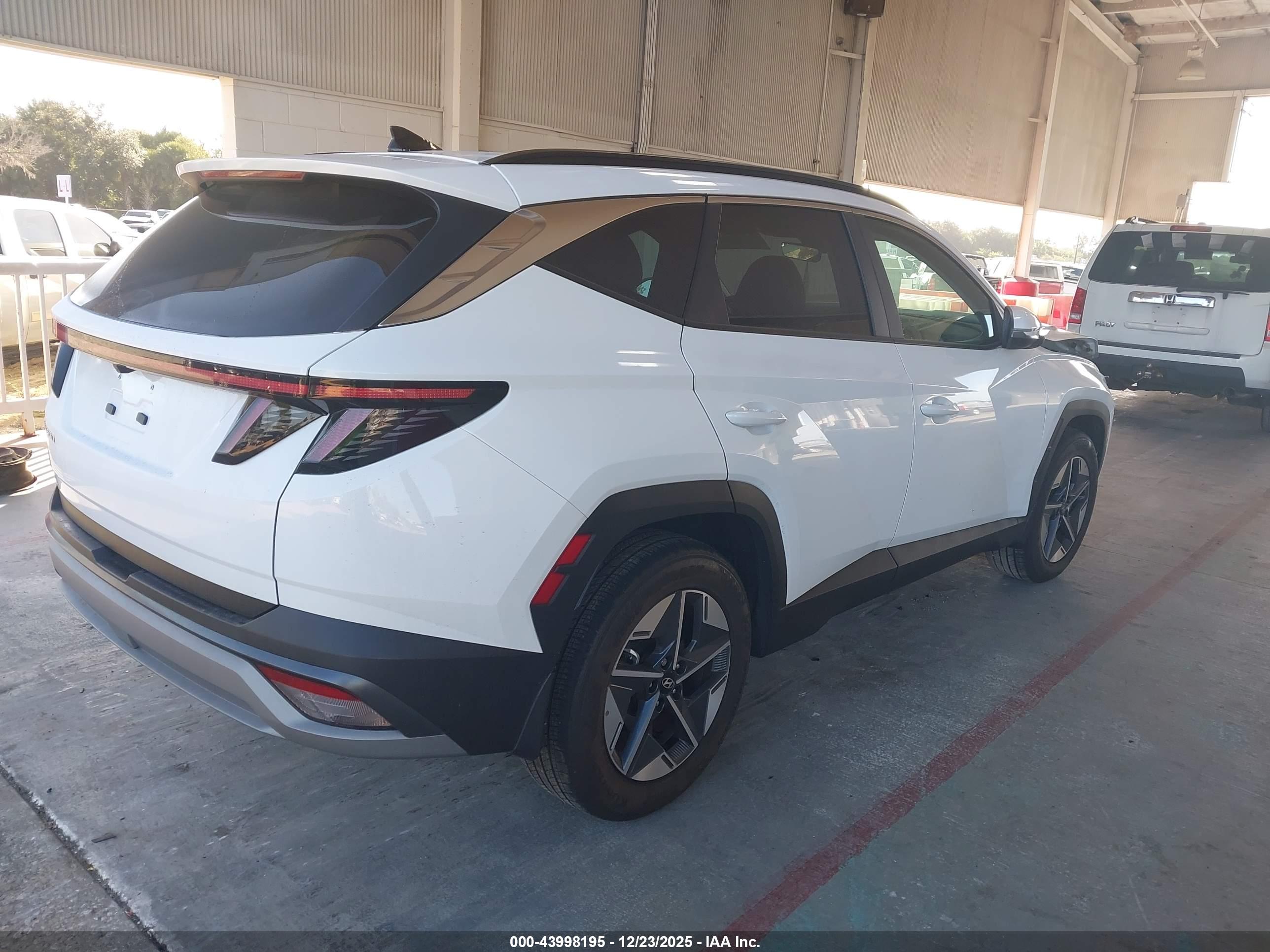 HYUNDAI TUCSON image 4