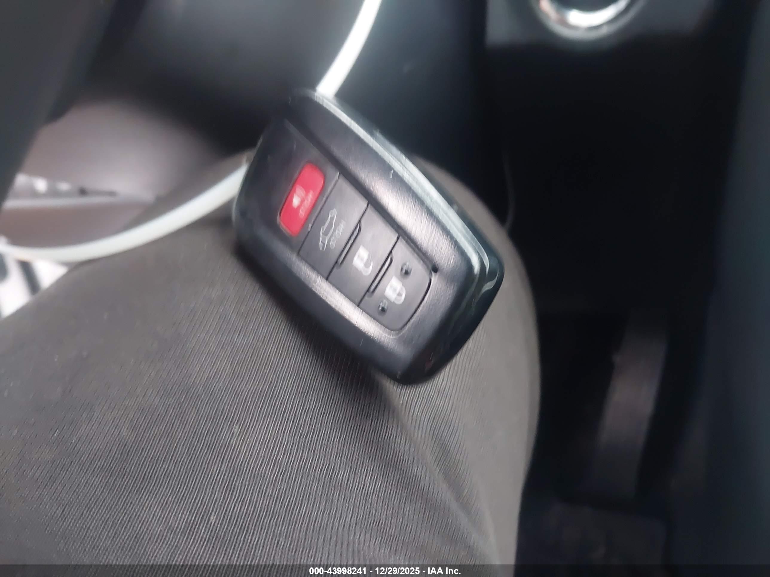 TOYOTA RAV4 image 11