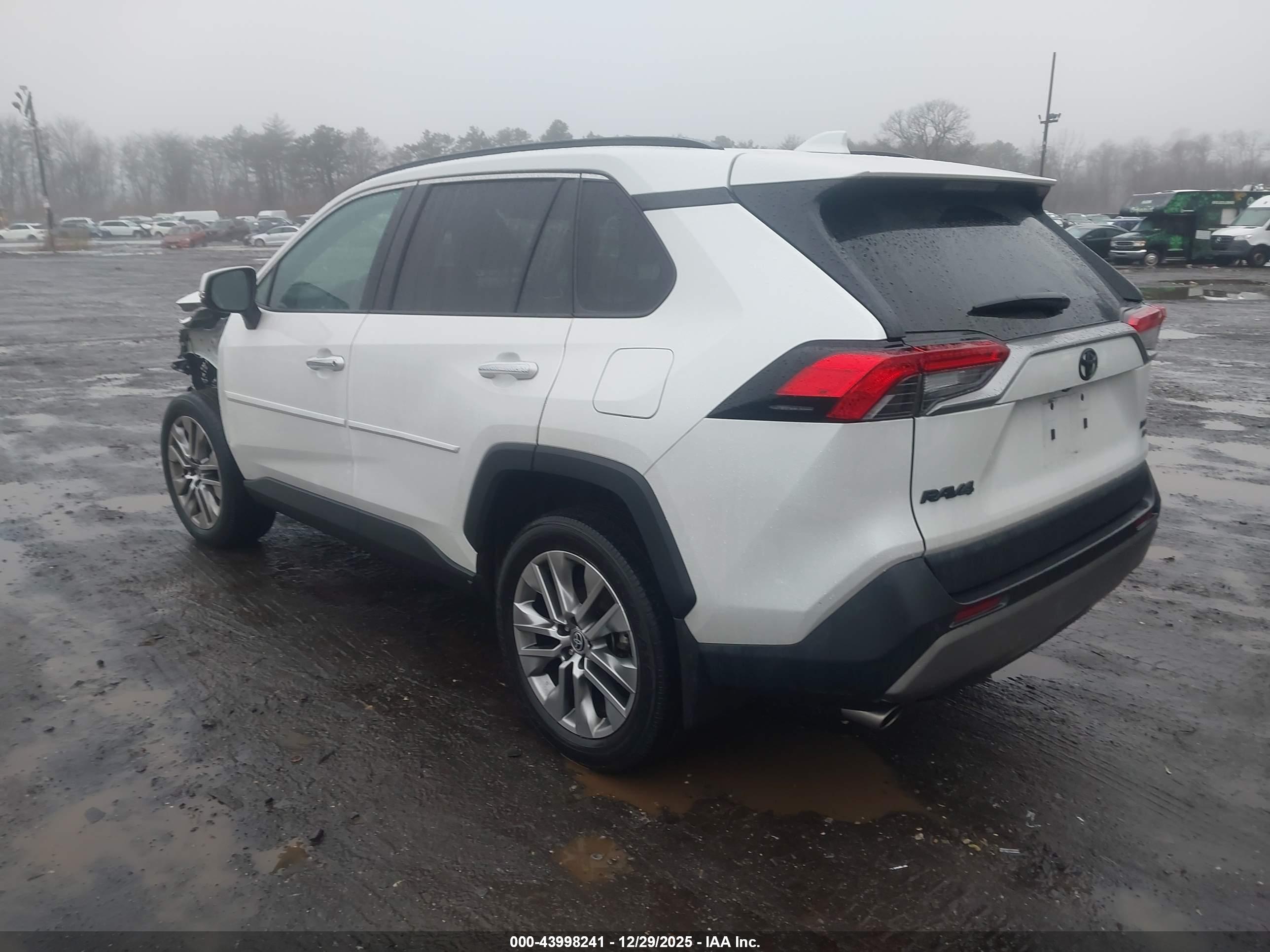 TOYOTA RAV4 image 3