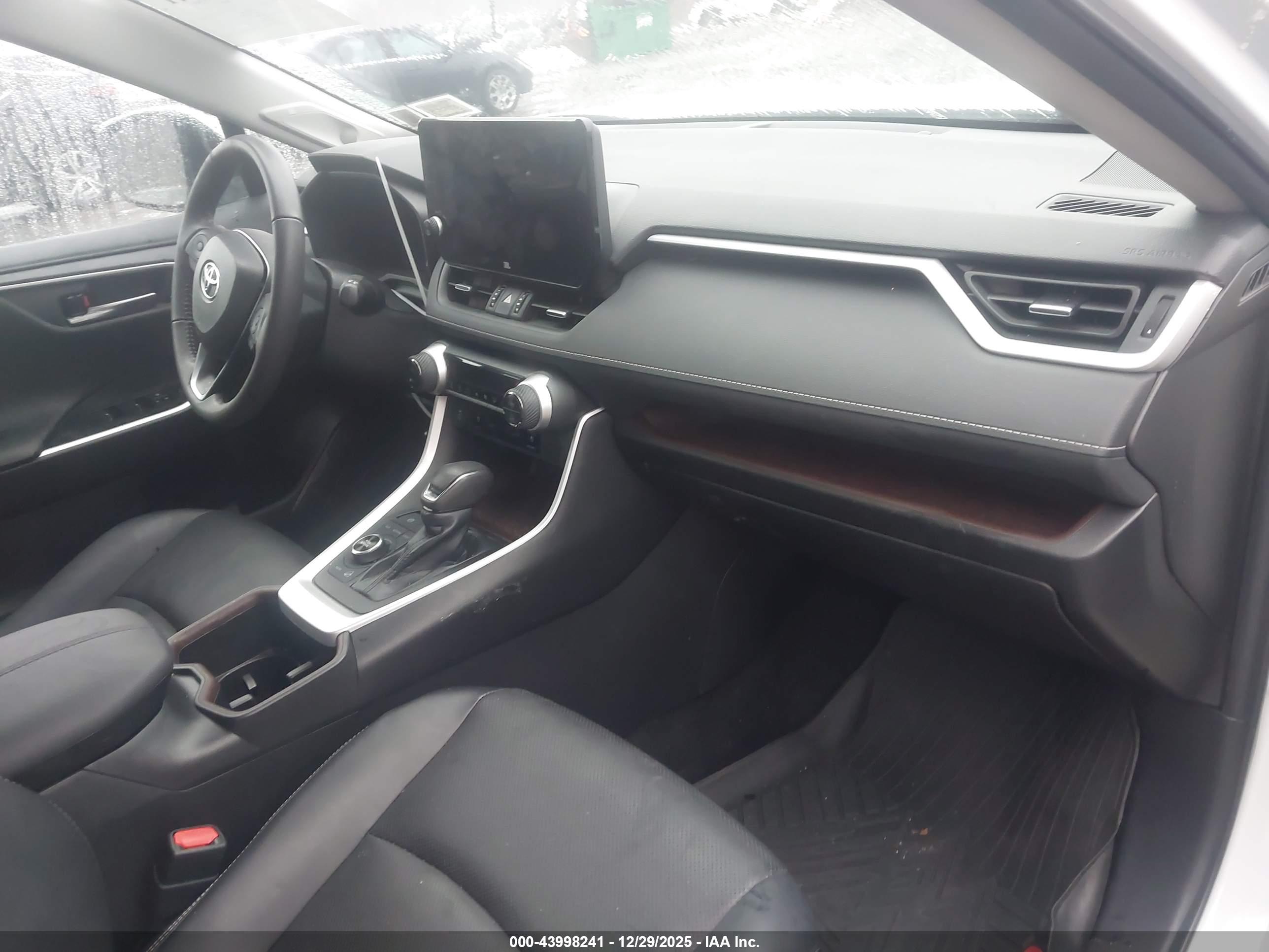 TOYOTA RAV4 image 5