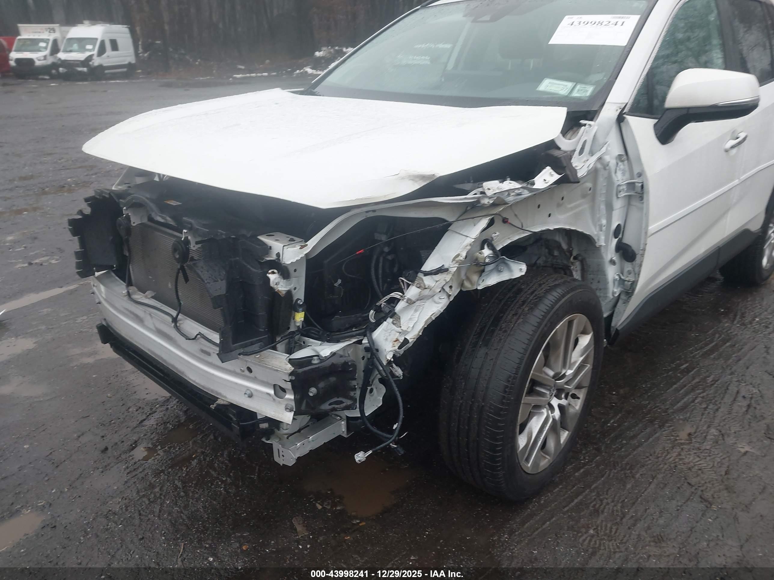 TOYOTA RAV4 image 6