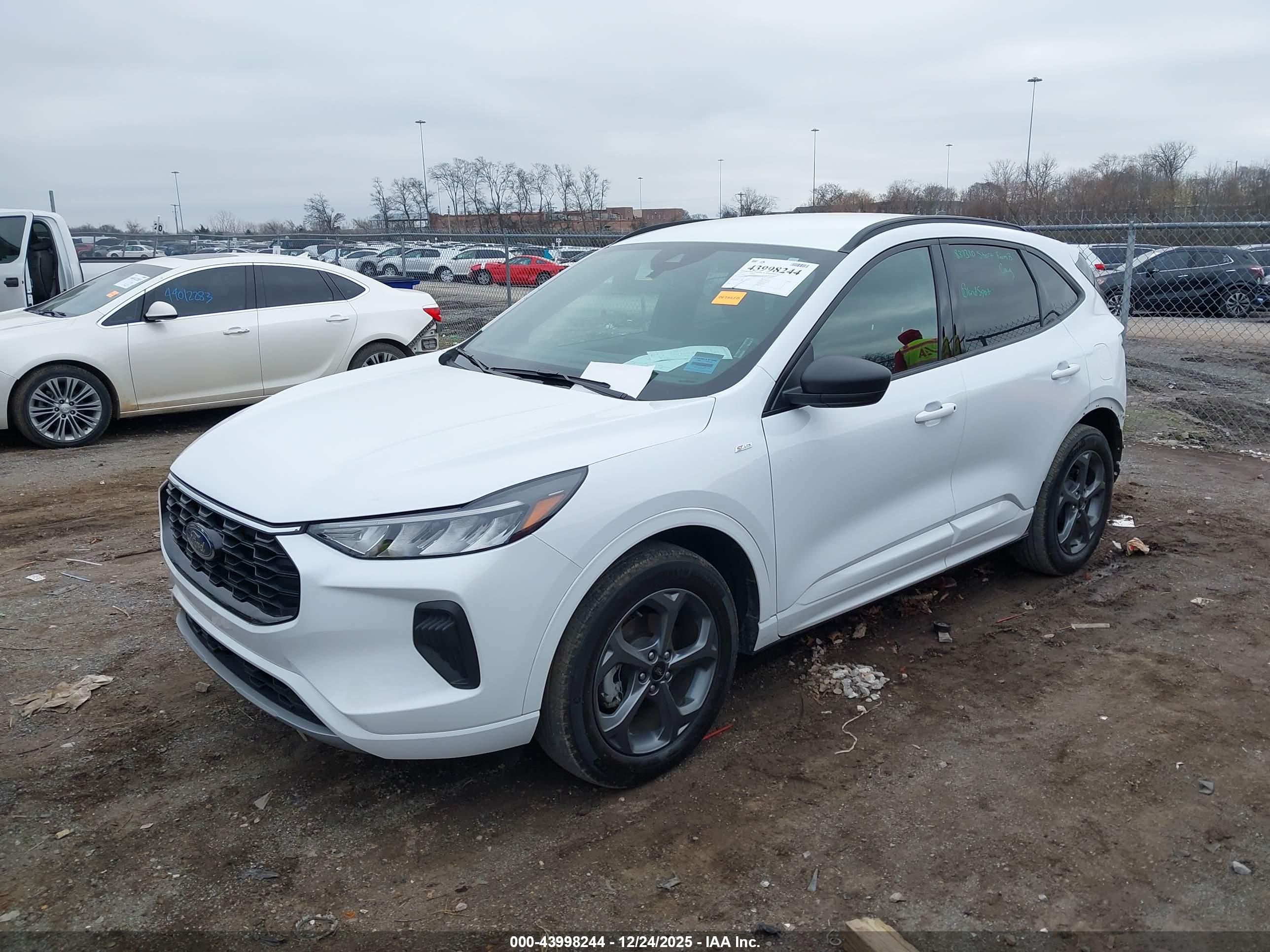 FORD ESCAPE image 2