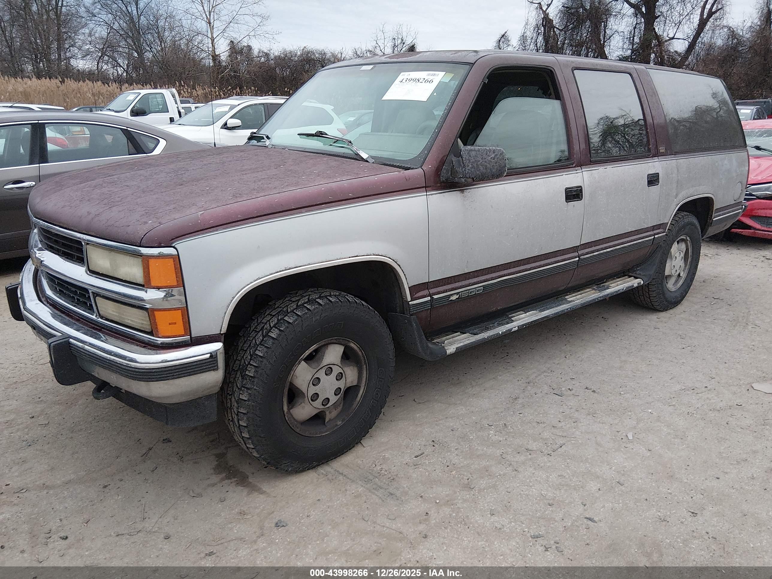 CHEVROLET SUBURBAN image 2