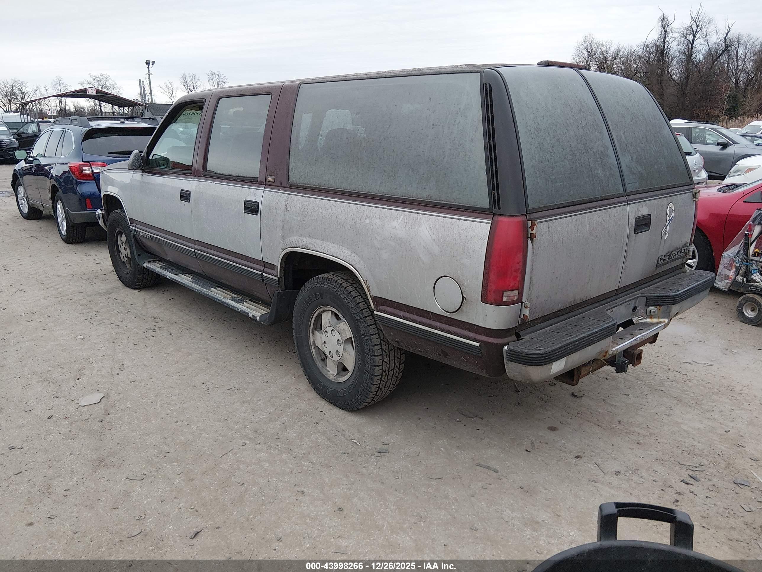 CHEVROLET SUBURBAN image 3