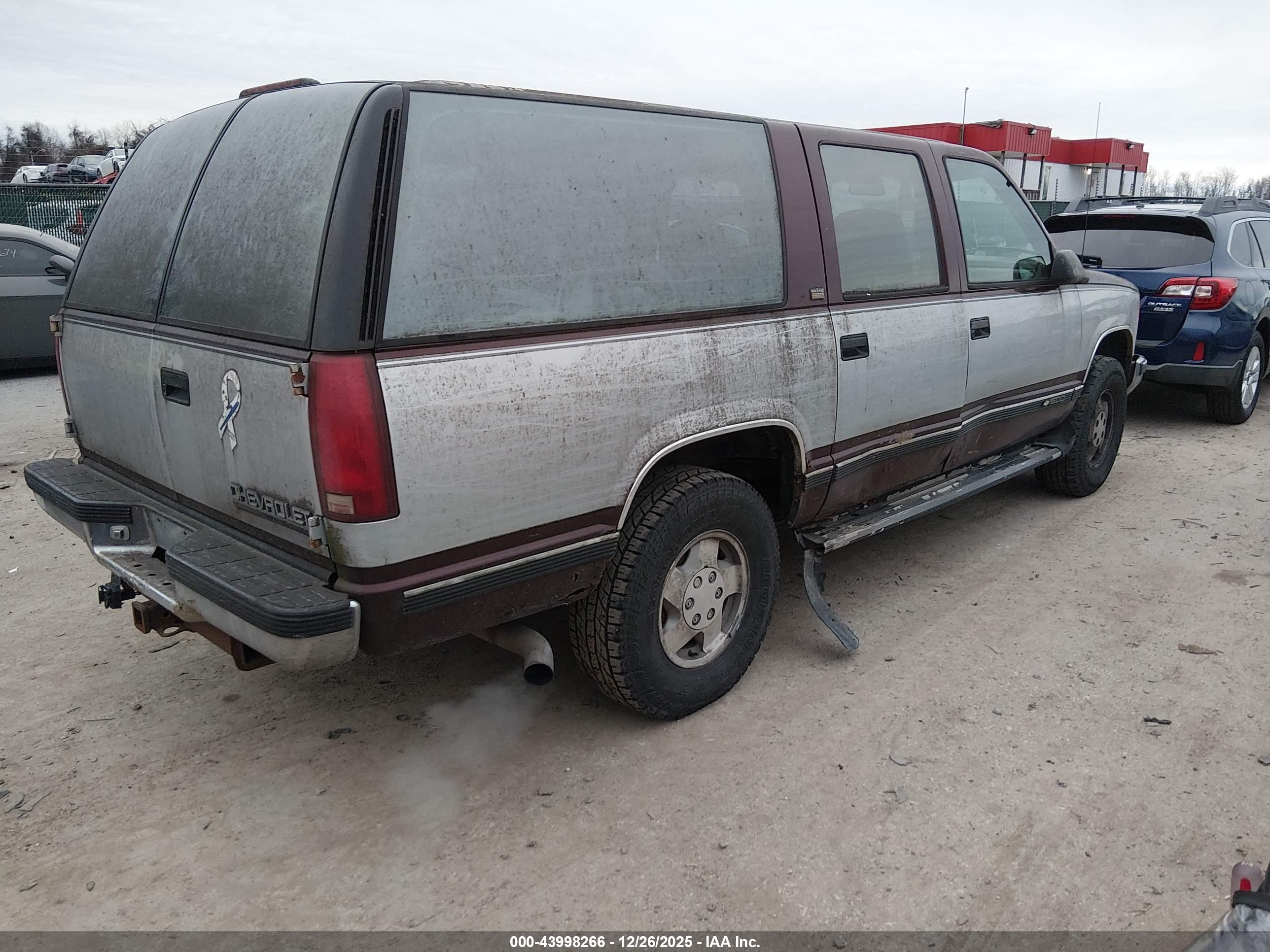 CHEVROLET SUBURBAN image 4