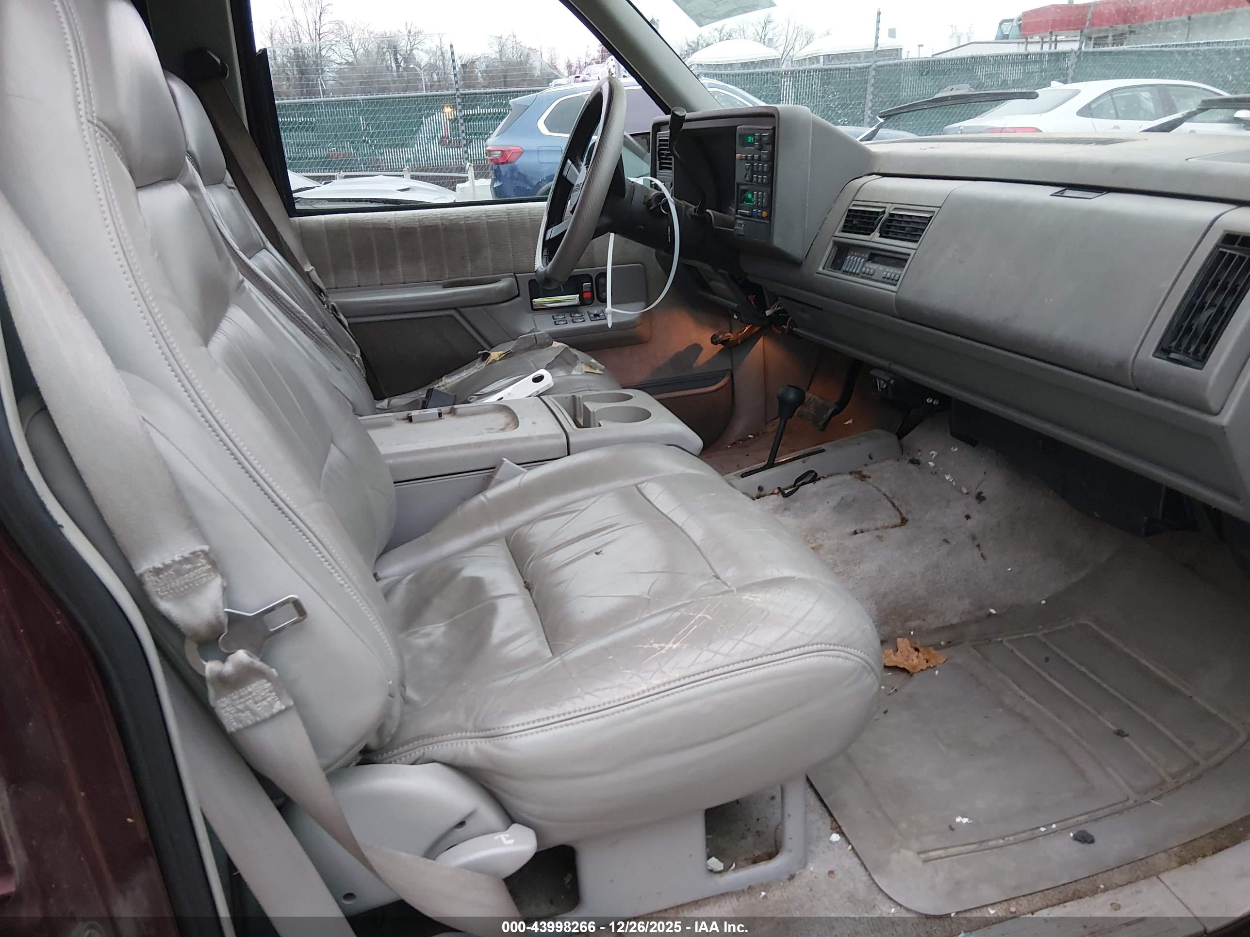 CHEVROLET SUBURBAN image 5