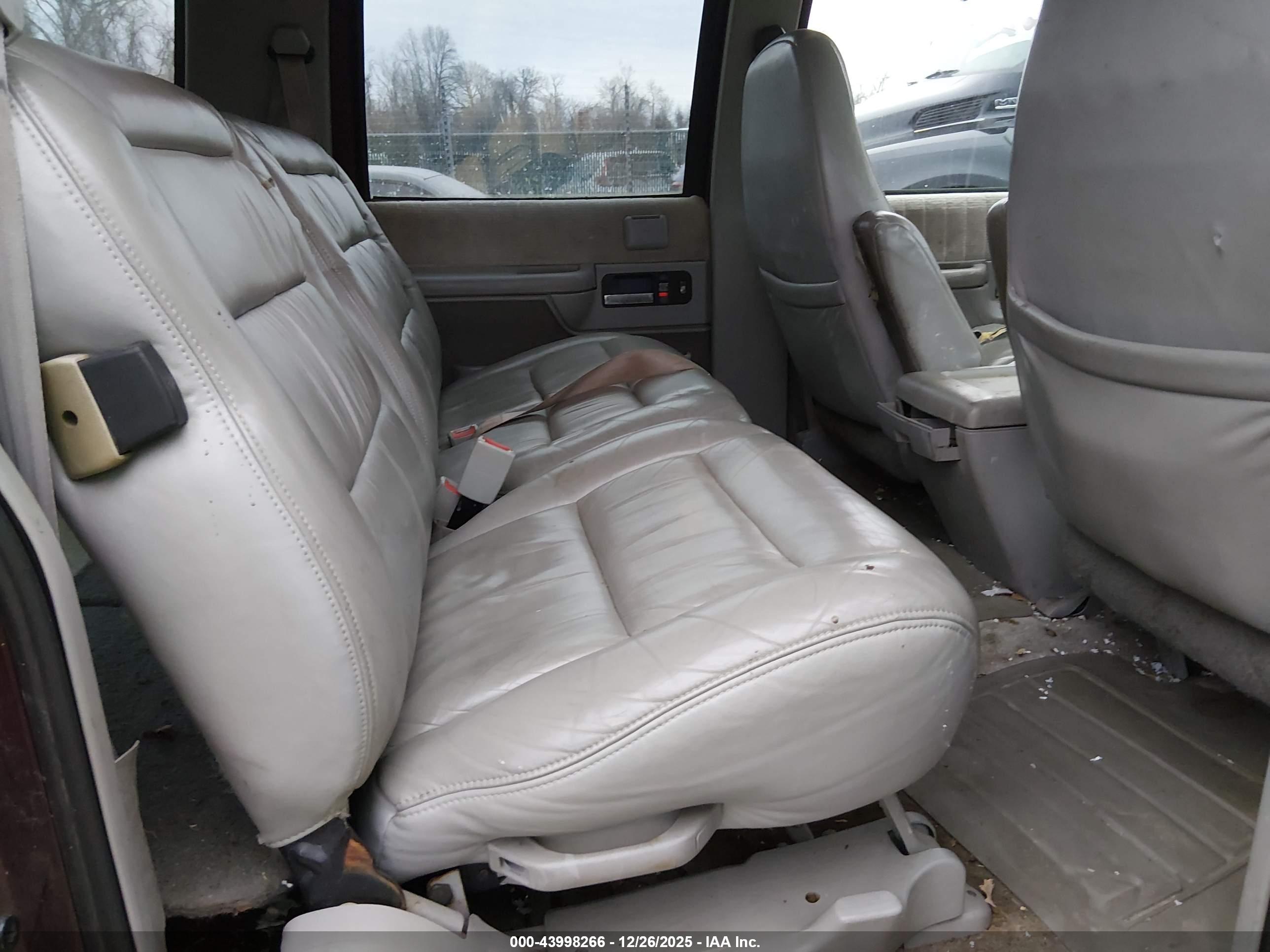 CHEVROLET SUBURBAN image 8