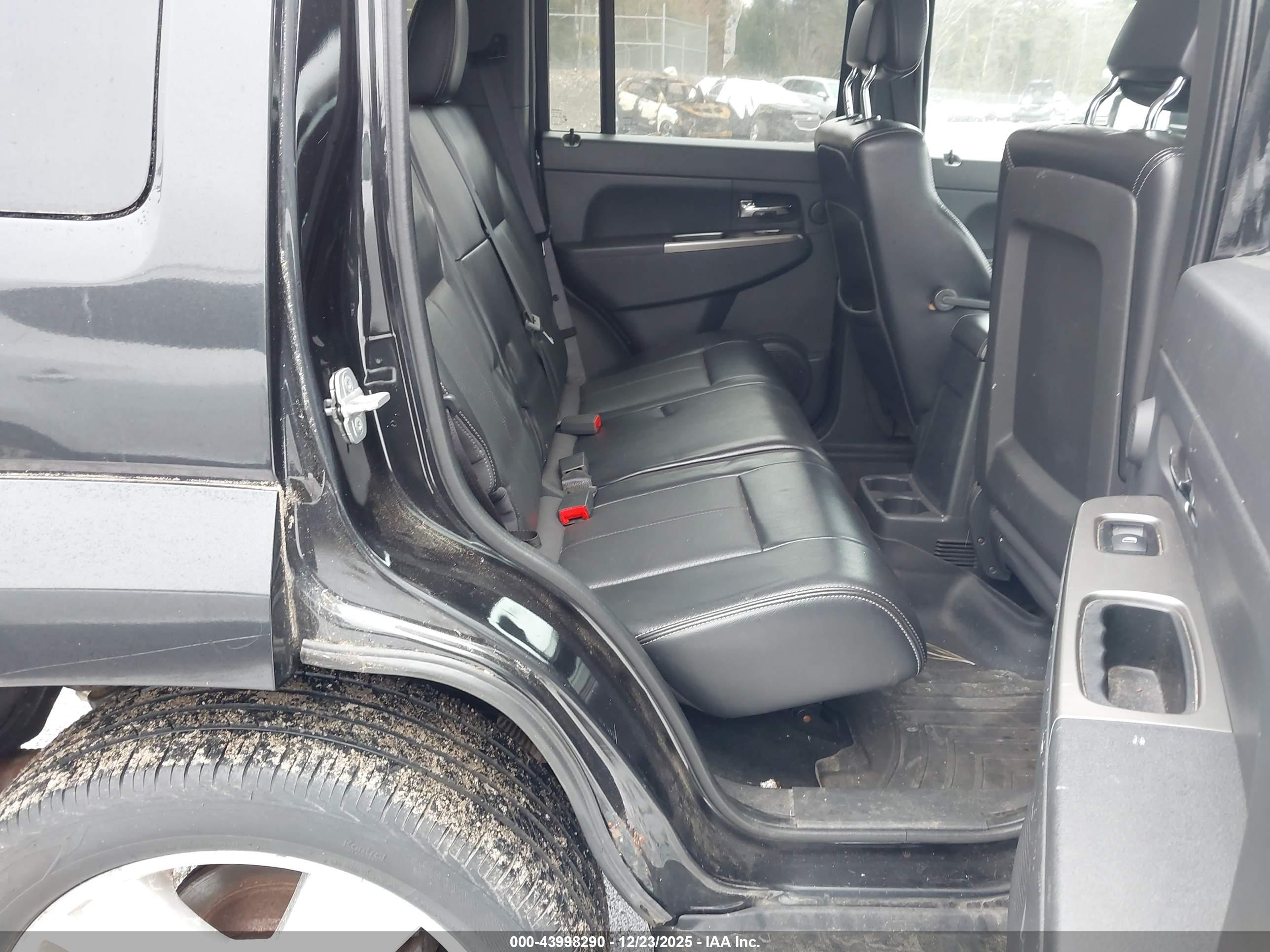 JEEP LIBERTY image 8