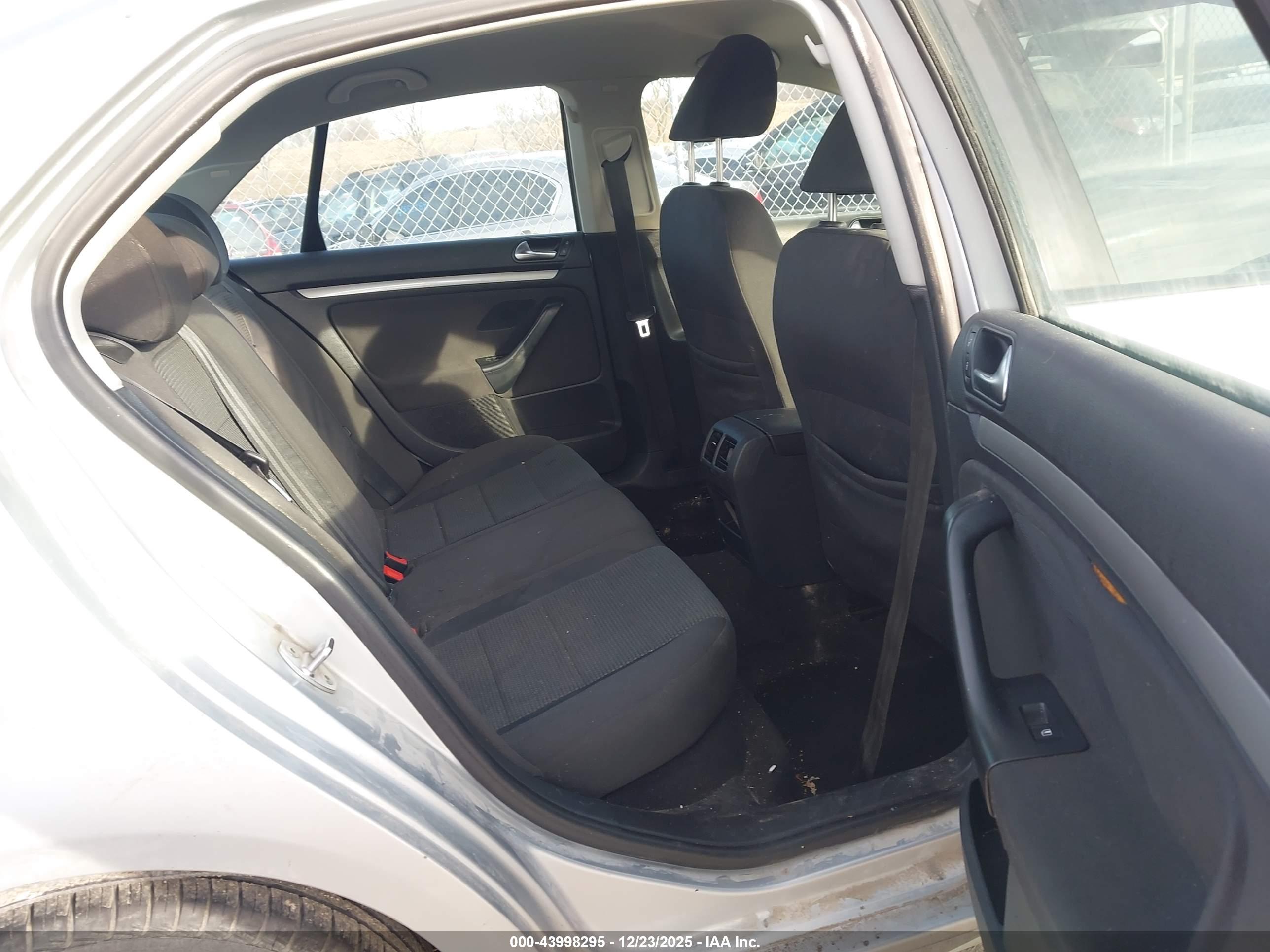 VOLKSWAGEN JETTA image 8
