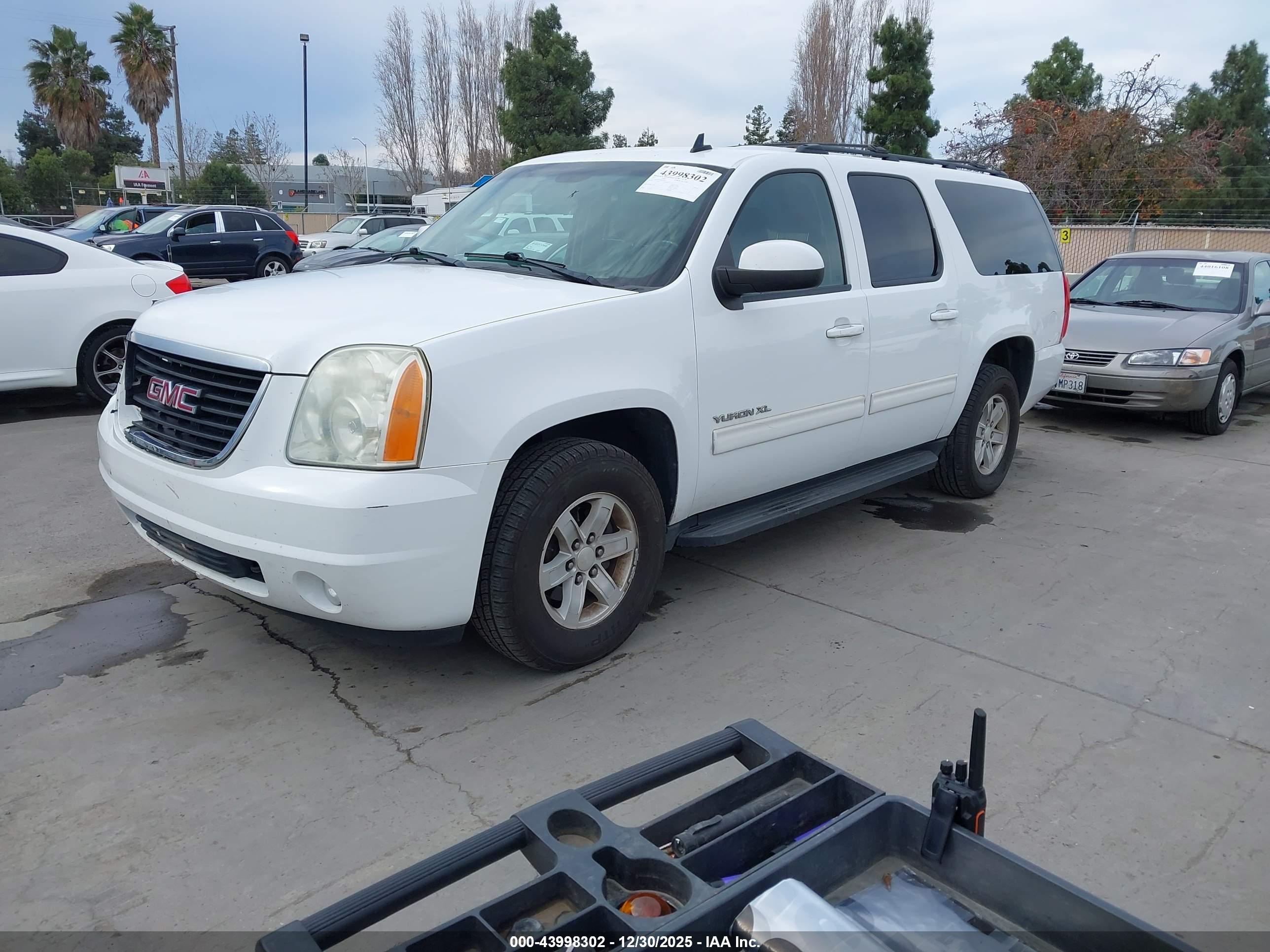 GMC YUKON image 2