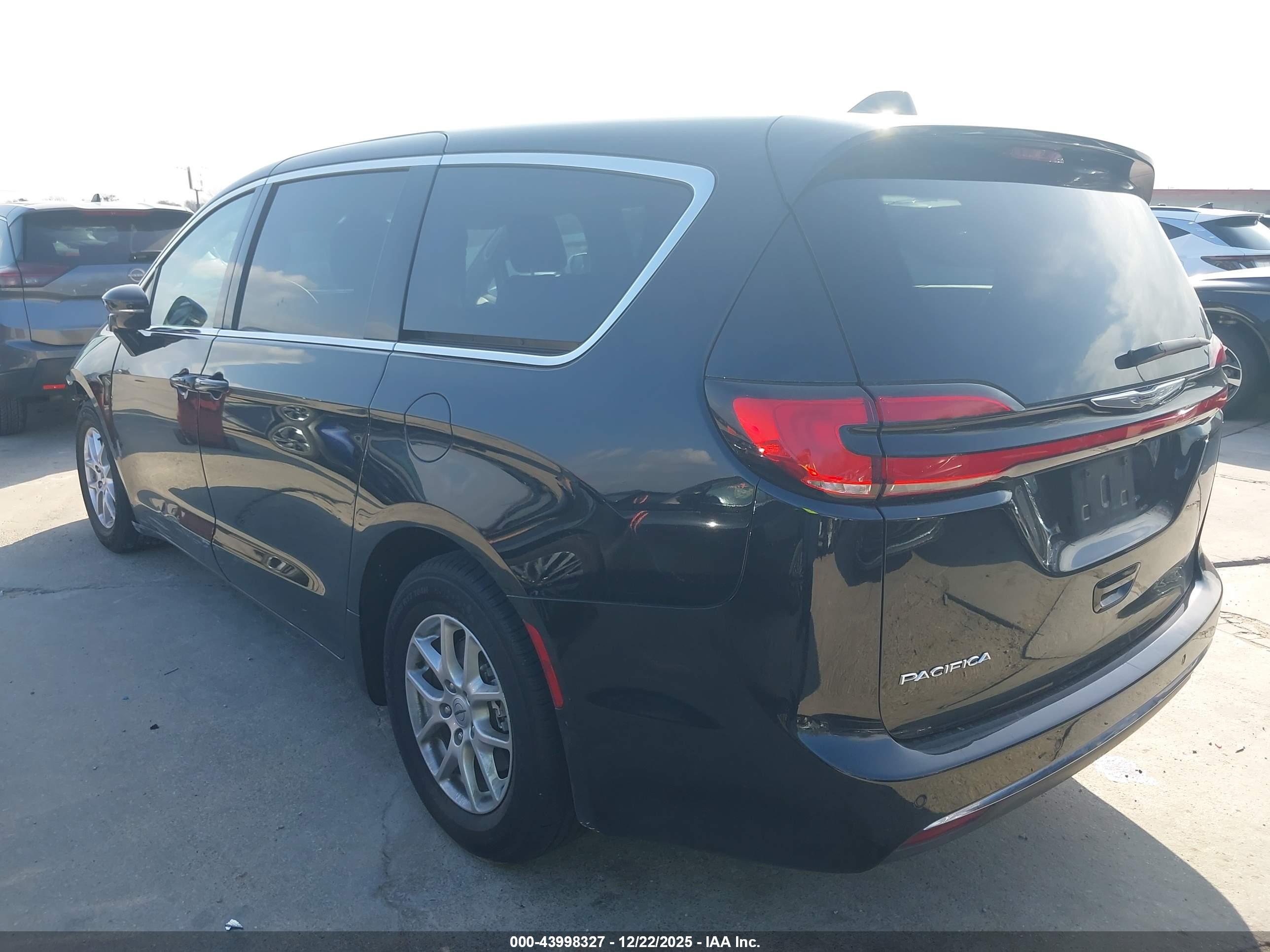 CHRYSLER PACIFICA image 3