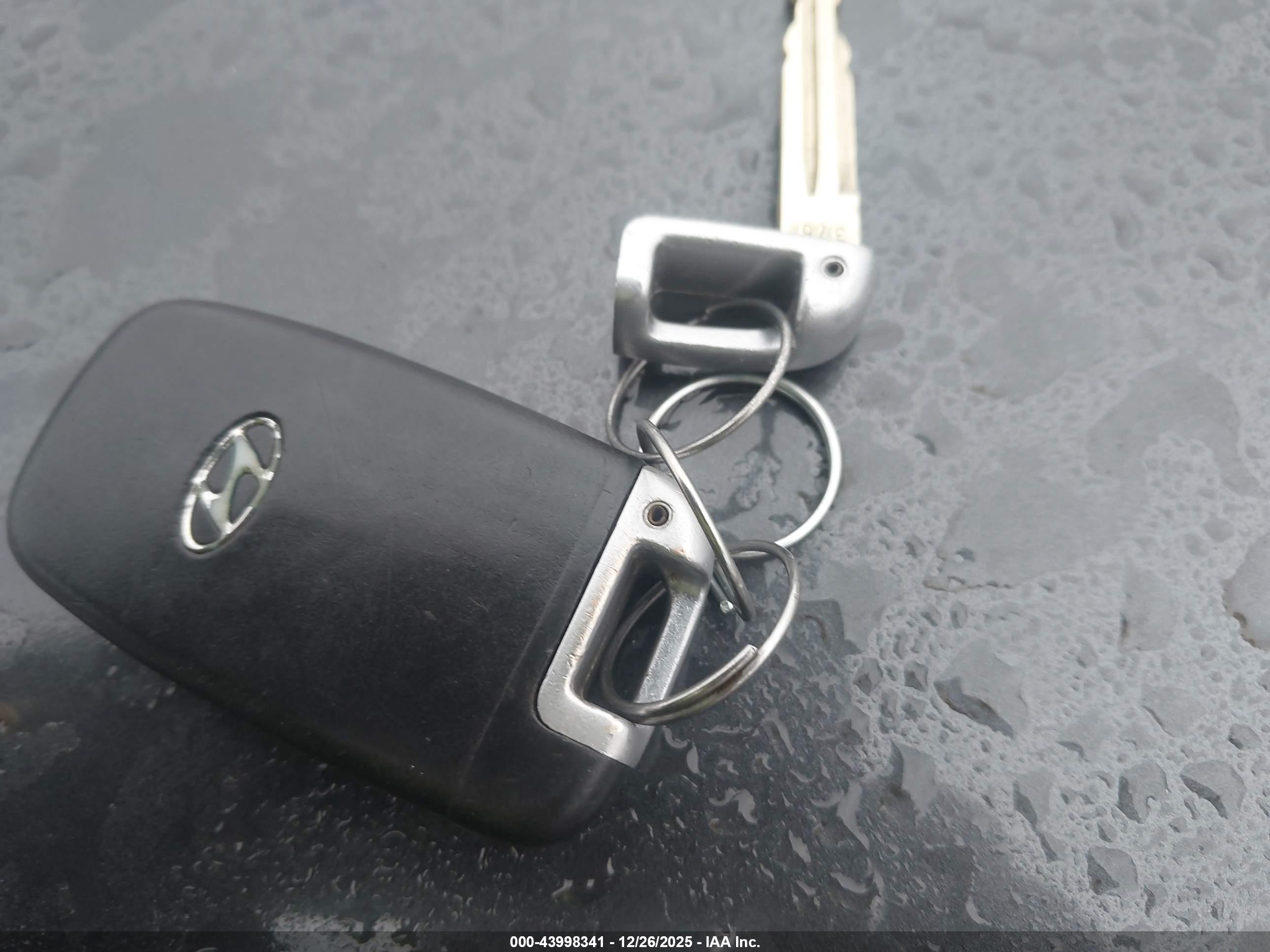 HYUNDAI ELANTRA image 11