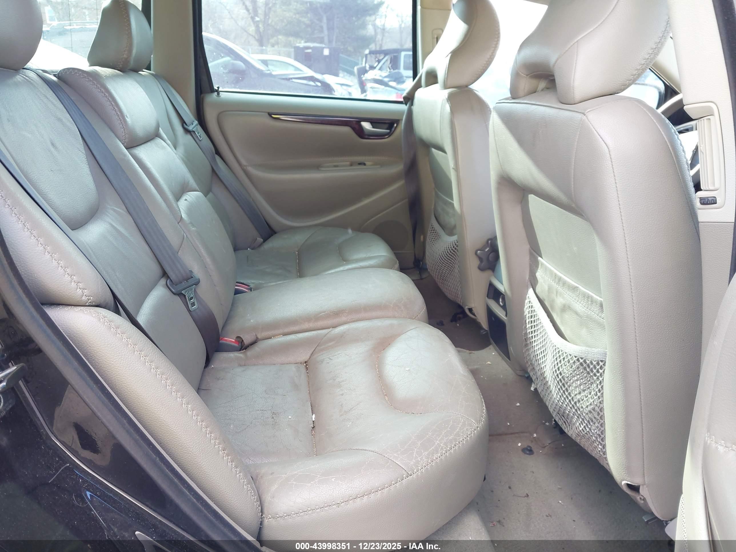 VOLVO XC70 image 8