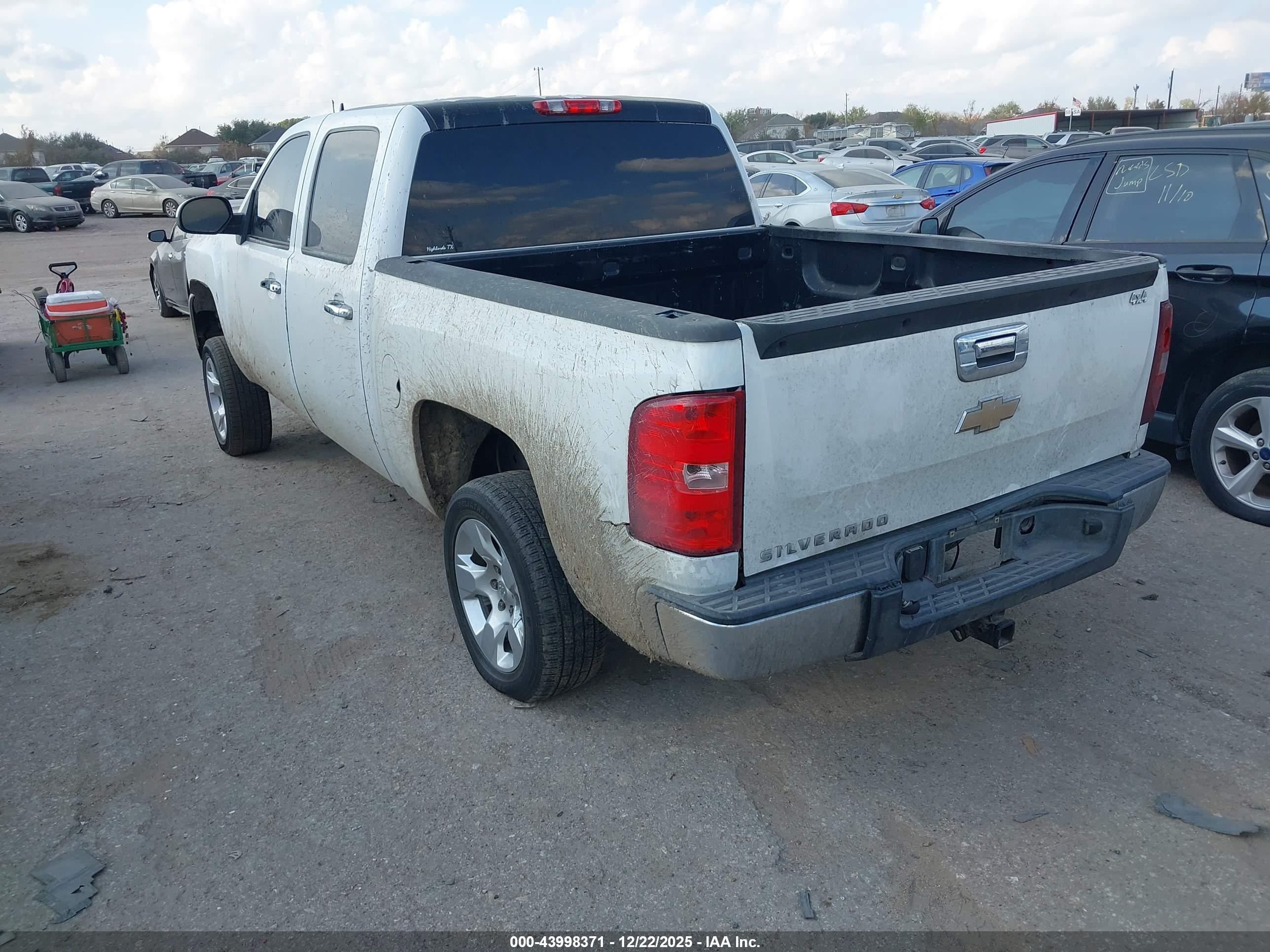 CHEVROLET SILVERADO image 3