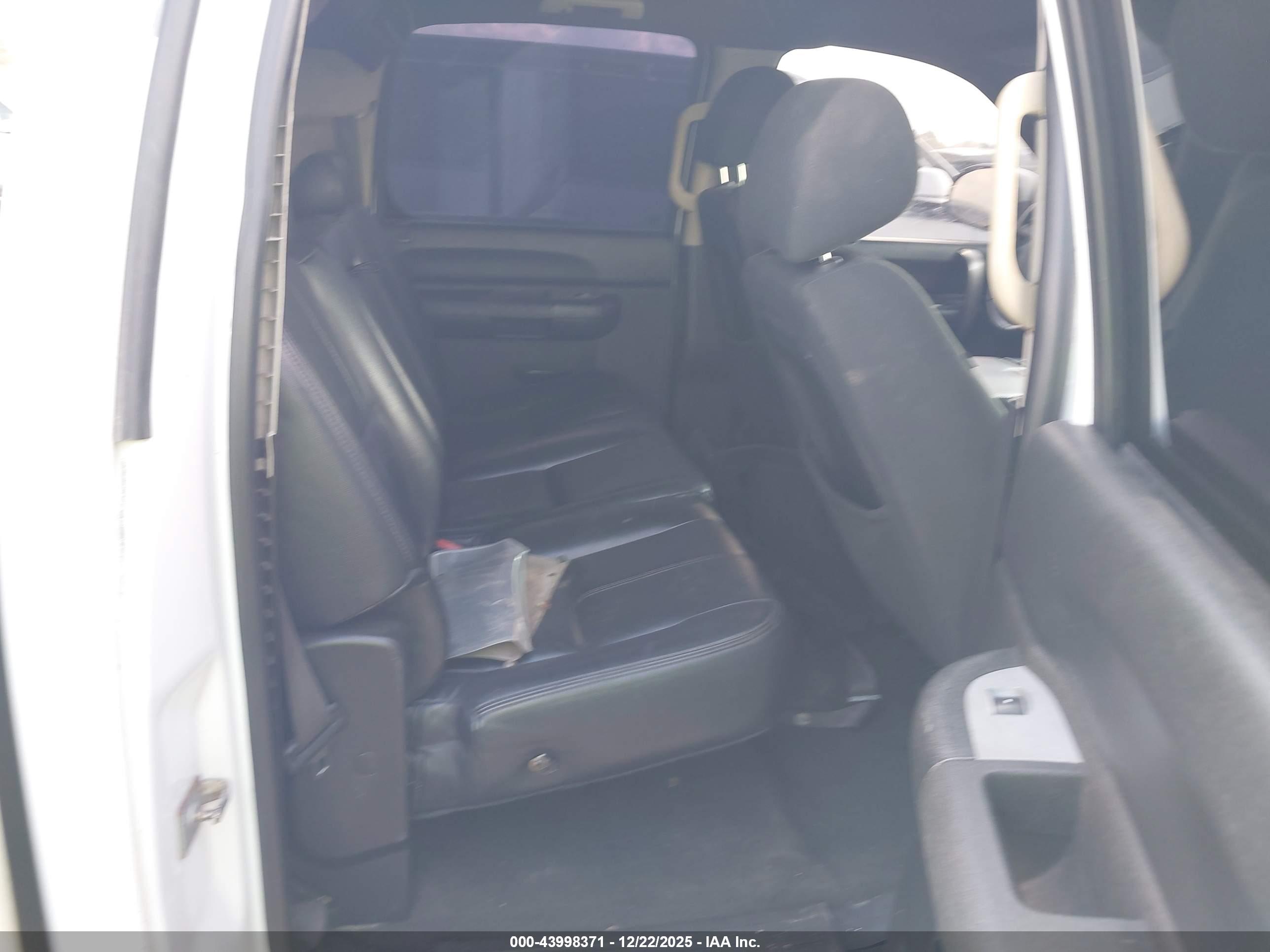 CHEVROLET SILVERADO image 8