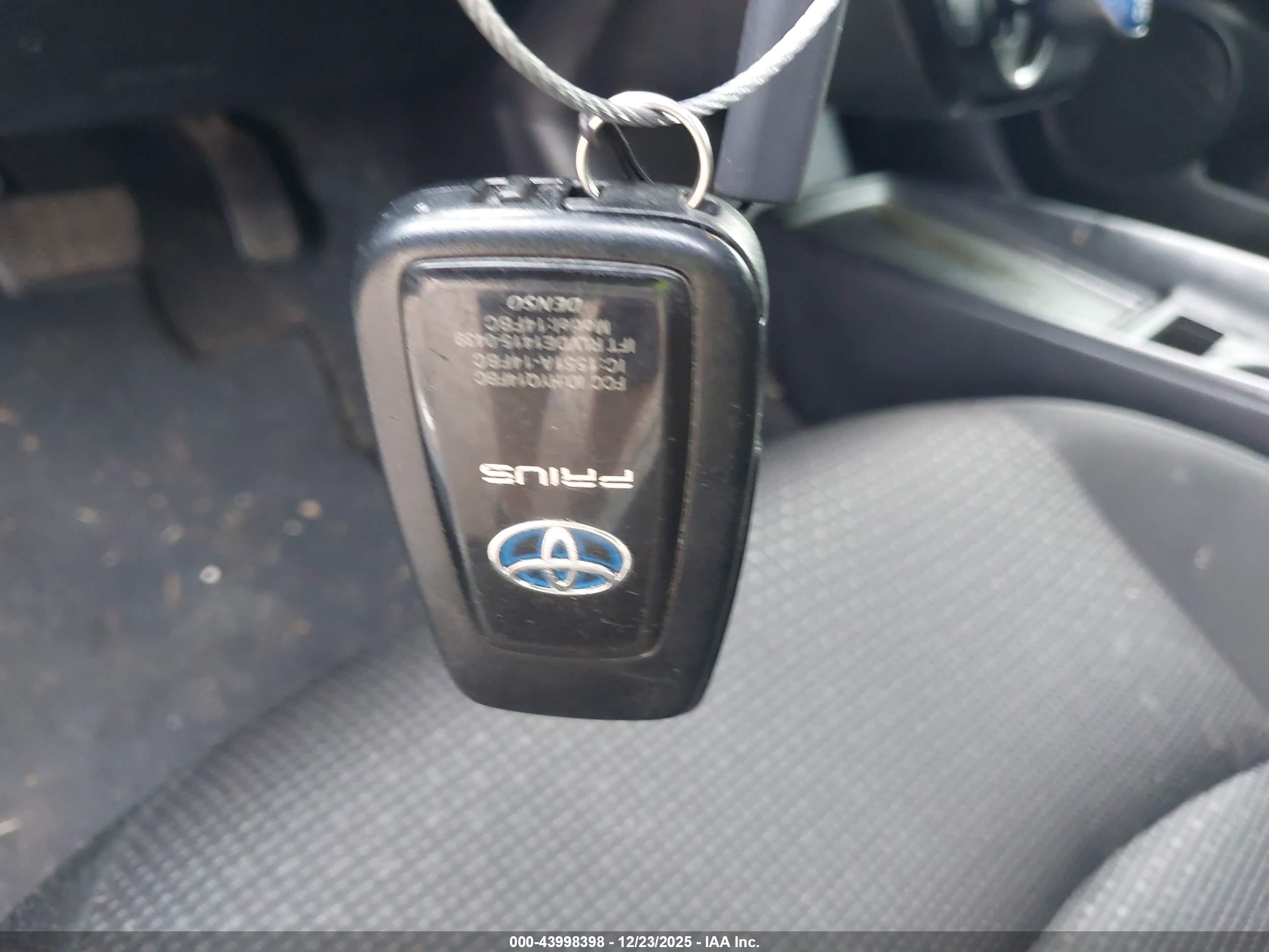 TOYOTA PRIUS image 11