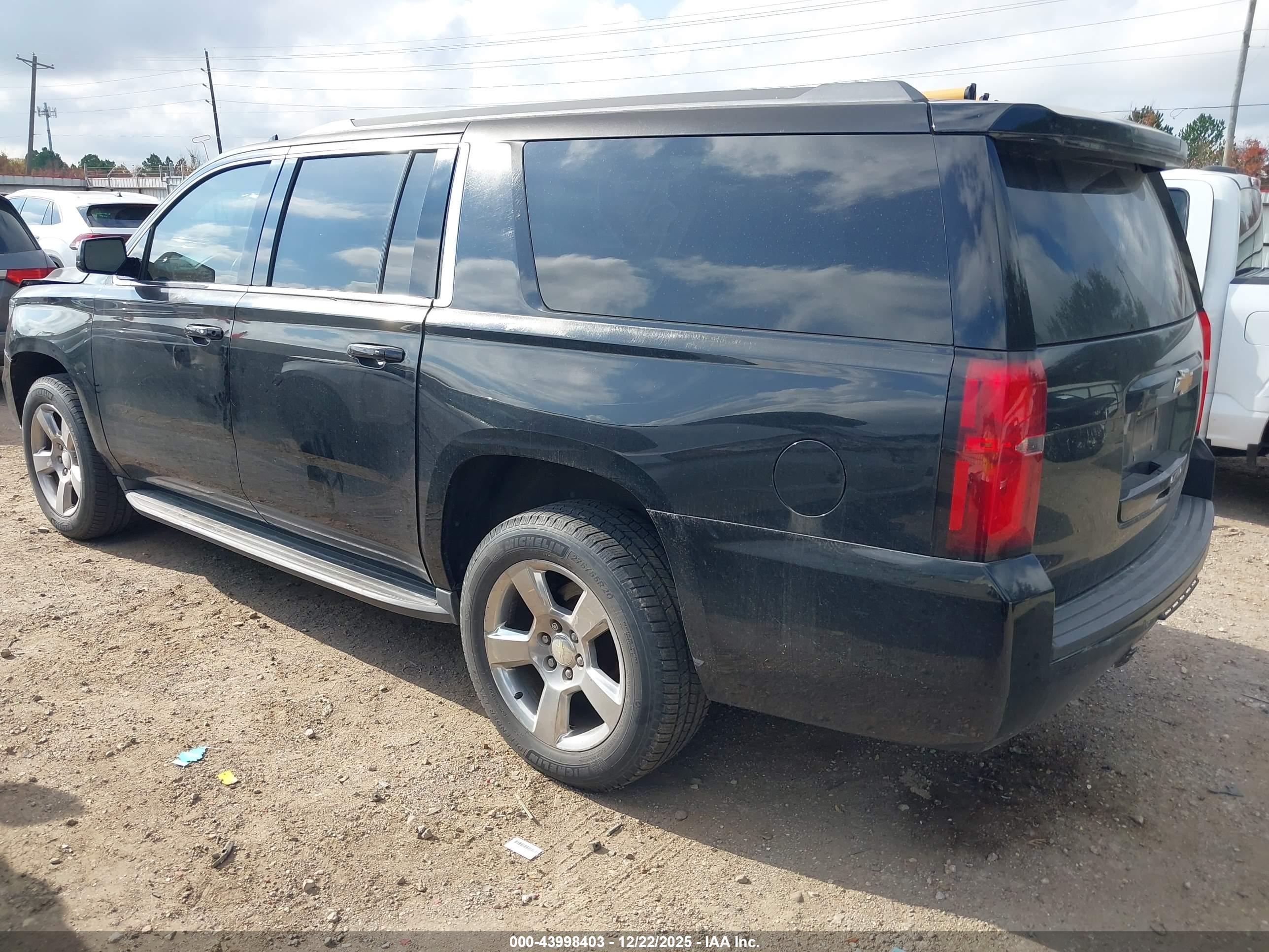 CHEVROLET SUBURBAN image 3