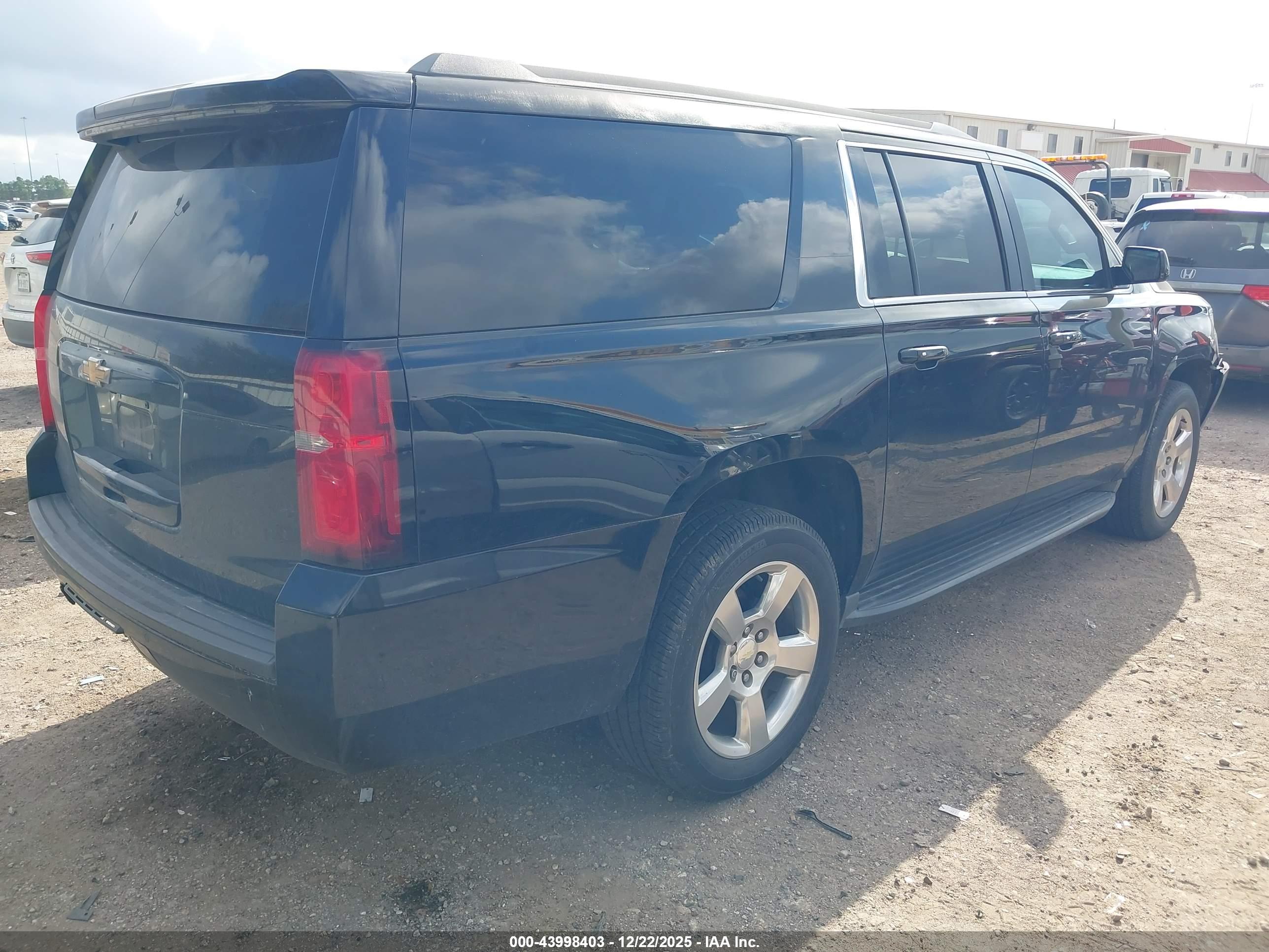 CHEVROLET SUBURBAN image 4