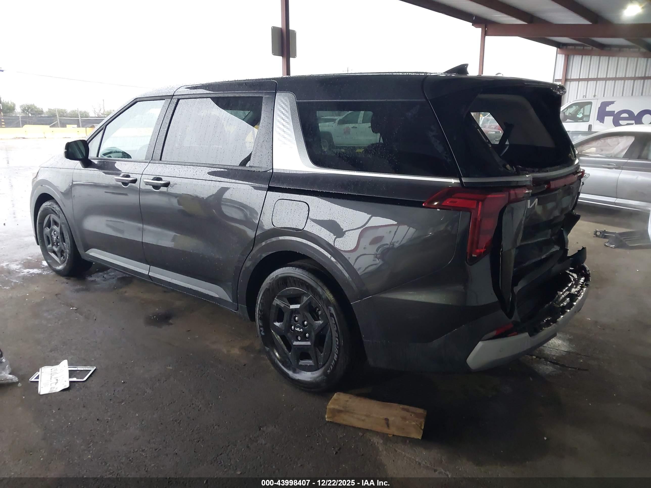 KIA CARNIVAL image 3