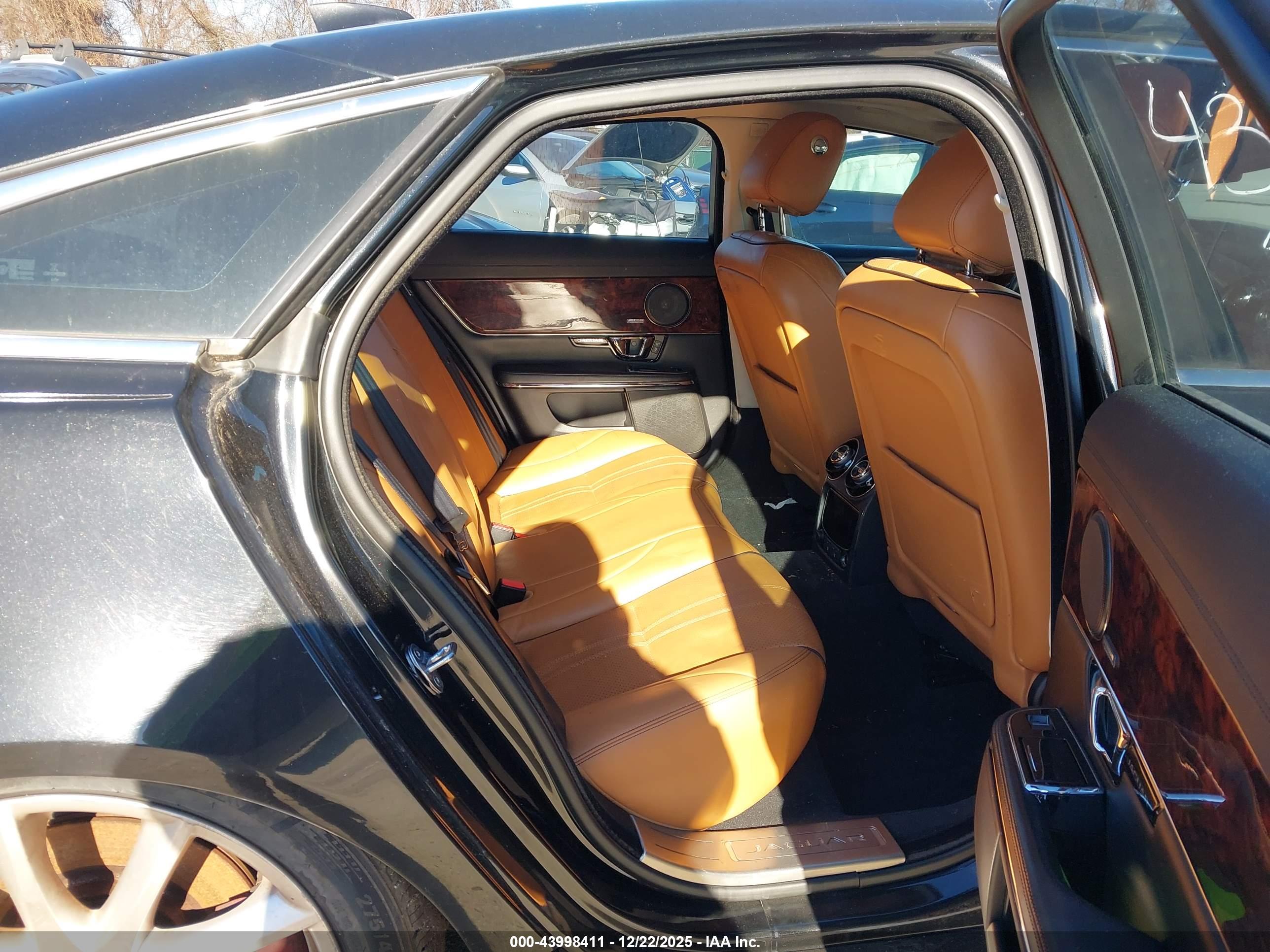 JAGUAR XJ image 8