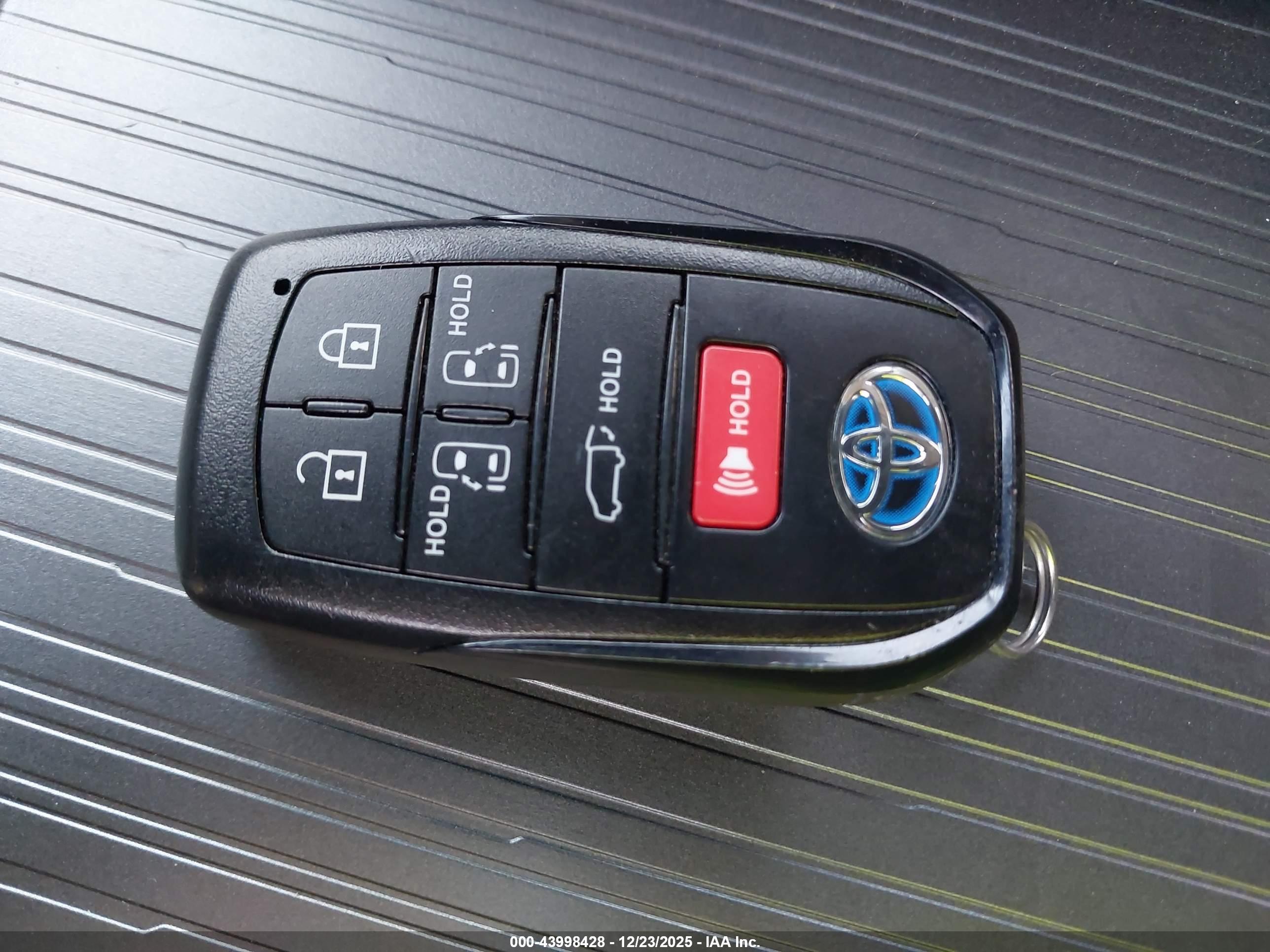TOYOTA SIENNA image 11